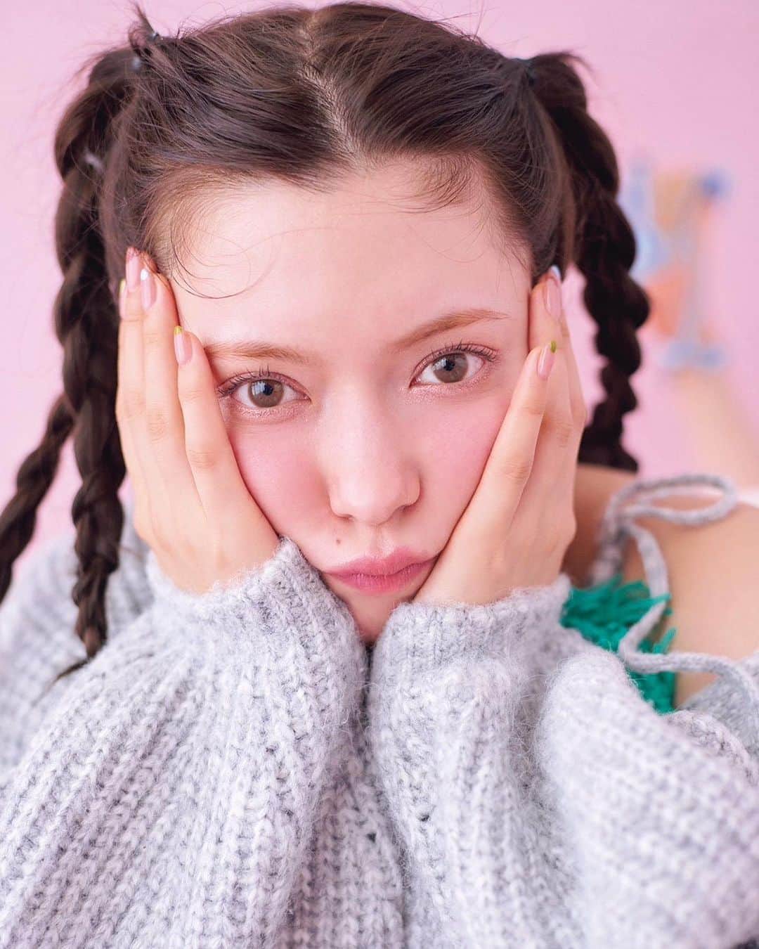 花盛友里のインスタグラム：「Shooting for @ar_magazine  ヤギちゃん大好きすぎる🤍」