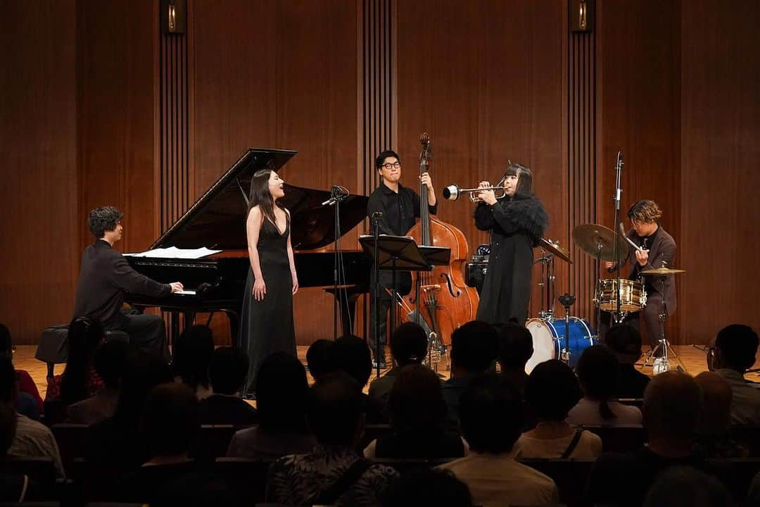 田中彩子のインスタグラム：「Just done at Suntory Hall Blue Rose with Shutaro Matsui Quartet🎺 @mshutp   サントリーホールARKクラシックス 満席の会場と外のお客さんもたくさんの中で松井秀太郎さん率いるカルテット　 松井秀太郎（トランペット）兼松衆（ピアノ）小川晋平（ベース）小田桐和寛（ドラムス）のコンサートにゲスト出演させて頂きました。皆さん本当にかっこよくて素晴らしかったです。ご一緒できてとても嬉しかったです。 とても楽しい本番でした。 #arkclassics @mshutp」