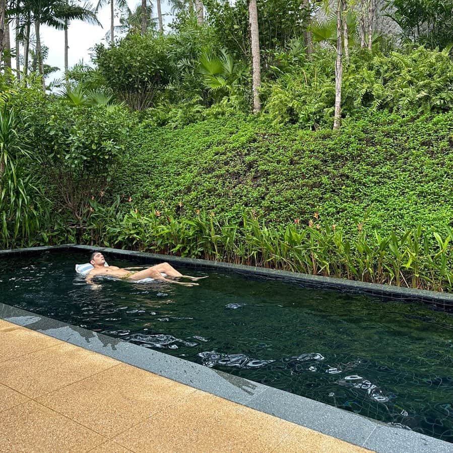 ジュリアン・カンのインスタグラム：「Private pool villa 👍」