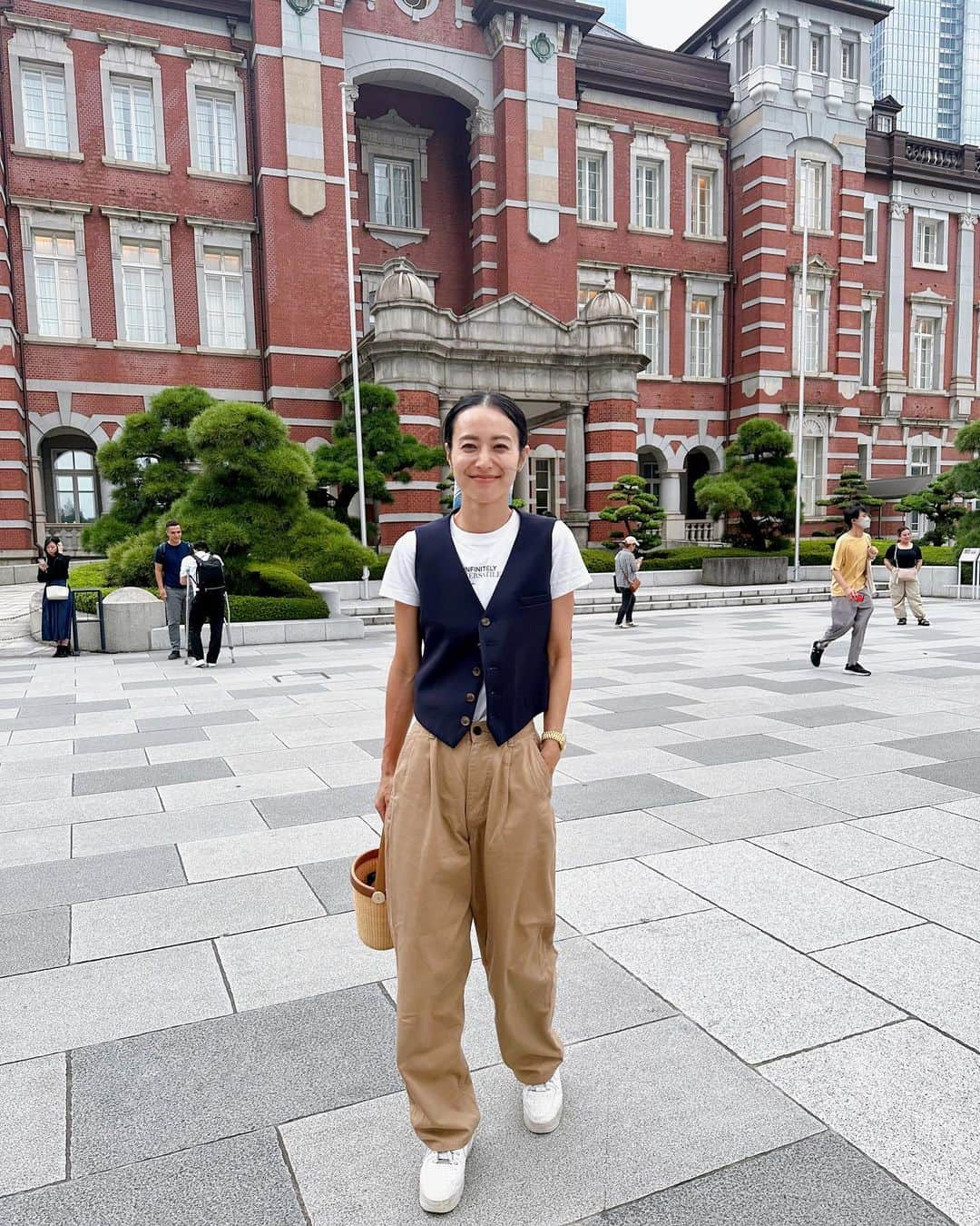 牧野紗弥のインスタグラム：「久しぶりに娘の試合観戦day🏀 観戦スタイルは、写真1.2枚目🤭 Tシャツ @ivy_i_am_navy  ベスト @sea_japan  チノパン @graphpaper_official  スカーフ @hermes  先輩方が卒業し、自分達なりのチームを必死に作り上げようと頑張ってる子供達の、家では見せることのない姿がここにあった😂🔥🔥🔥 短い制服のスカートから覗く足は、みんなサポーターまみれ。毎日すごく頑張っているもんね。次戦も頑張れ✨ この日の夜は、チーム作りってなんだろうを話し合いながら娘と2人ご近所飯へ🍚 @nomuramasashi_stylist さんに教えて頂いた行きつけのお店にちゃっかり通ってます🤪😋😂 ご飯を終えて帰った頃にキャンプ帰りのボーイズが到着し、次男は即寝してましたw（写真５枚目） 娘が試合だったので、ボーイズは @shizunan さん、 @ena1123 ちゃん、 @shoko_inoohka_ さん、  @kuryukana さんにキャンプに連れて行って頂いたんです🥹長男とリココのハロウィンバースデーの写真、宝物です✨✨✨ 最後の写真はこの日子供達に持って行ってもらった焼きおにぎり。冷凍したものをクーラーボックスに入れると保冷効果もあるしキャンプ飯にオススメです💓 さて、月曜日。 今週もハッピーな1週間にして行きましょー😆😆😆」