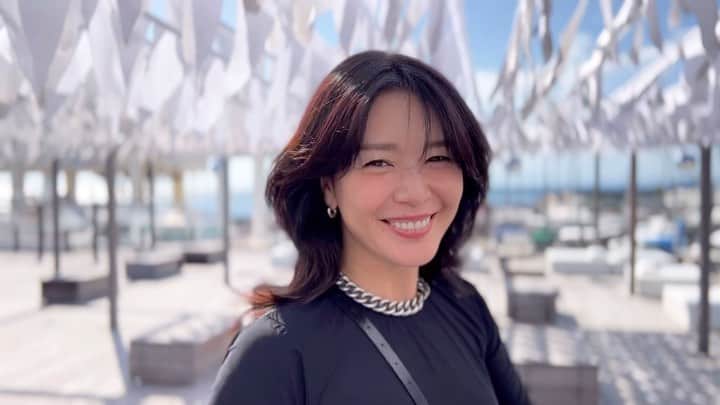 知花くららのインスタグラム：「先週半ばに新潟ロケから戻り、土曜日はグローバルフェスタに出演。  そして新しい一週間が始まりました。 みなさま、今週は土曜日の朝、旅サラダでお会いしましょう！」