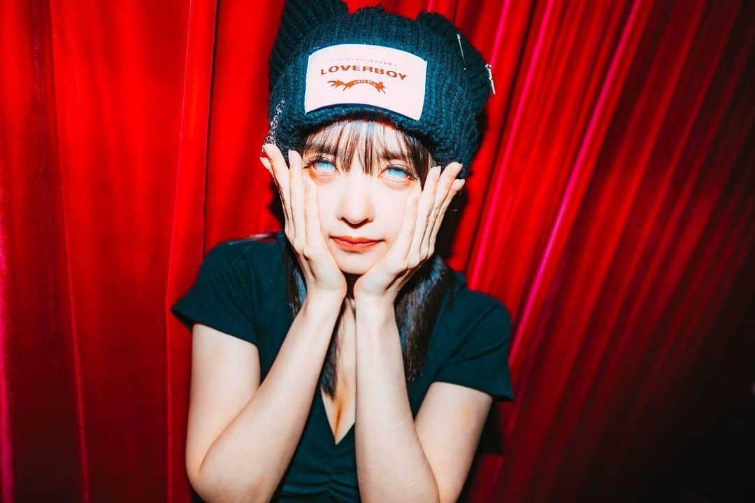 中森千尋のインスタグラム：「私のソロ曲、 鬱鬱バッキュン 聴いてくれた〜？^^  衣装や構成など 全部考えました  自分の中の応援歌でもある曲です。誰かの応援歌にもなってくれたらいいな  是非聴いてねっ  https://youtu.be/oyIMPvGX9kM?si=D4r8x1YM1FMRvcOV」