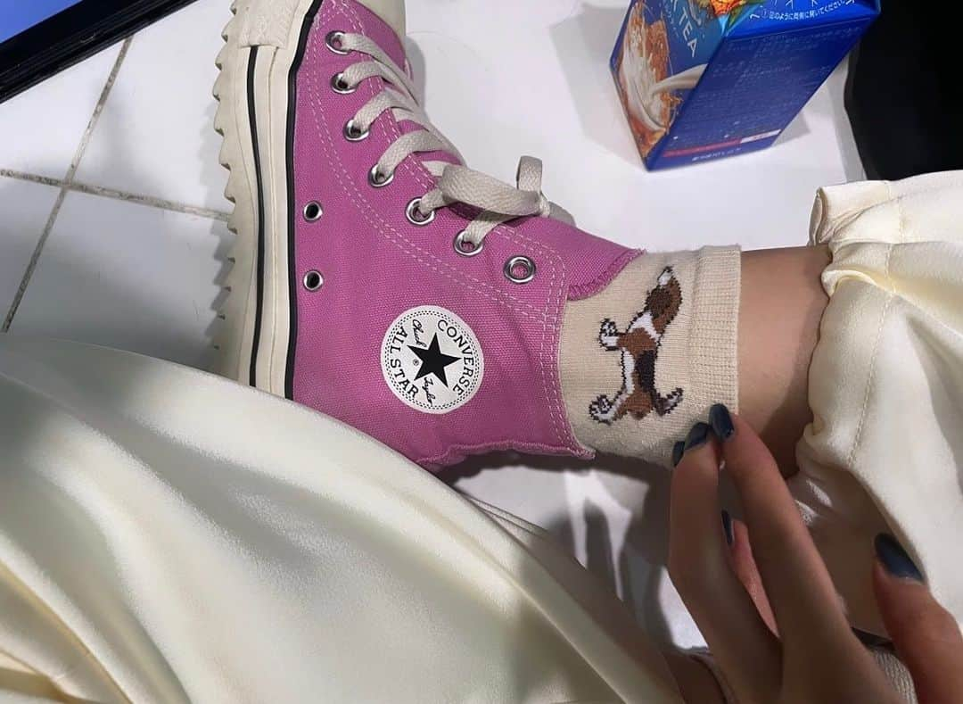 菅原美優さんのインスタグラム写真 - (菅原美優Instagram)「💗🐕‍🦺🐕🐩⸒⸒  #CONVERSE #コンバース #スニーカー #オールスター #ハイカット #スニーカー女子 #👟#ピンク #pink」10月2日 10時51分 - miyuu11224028