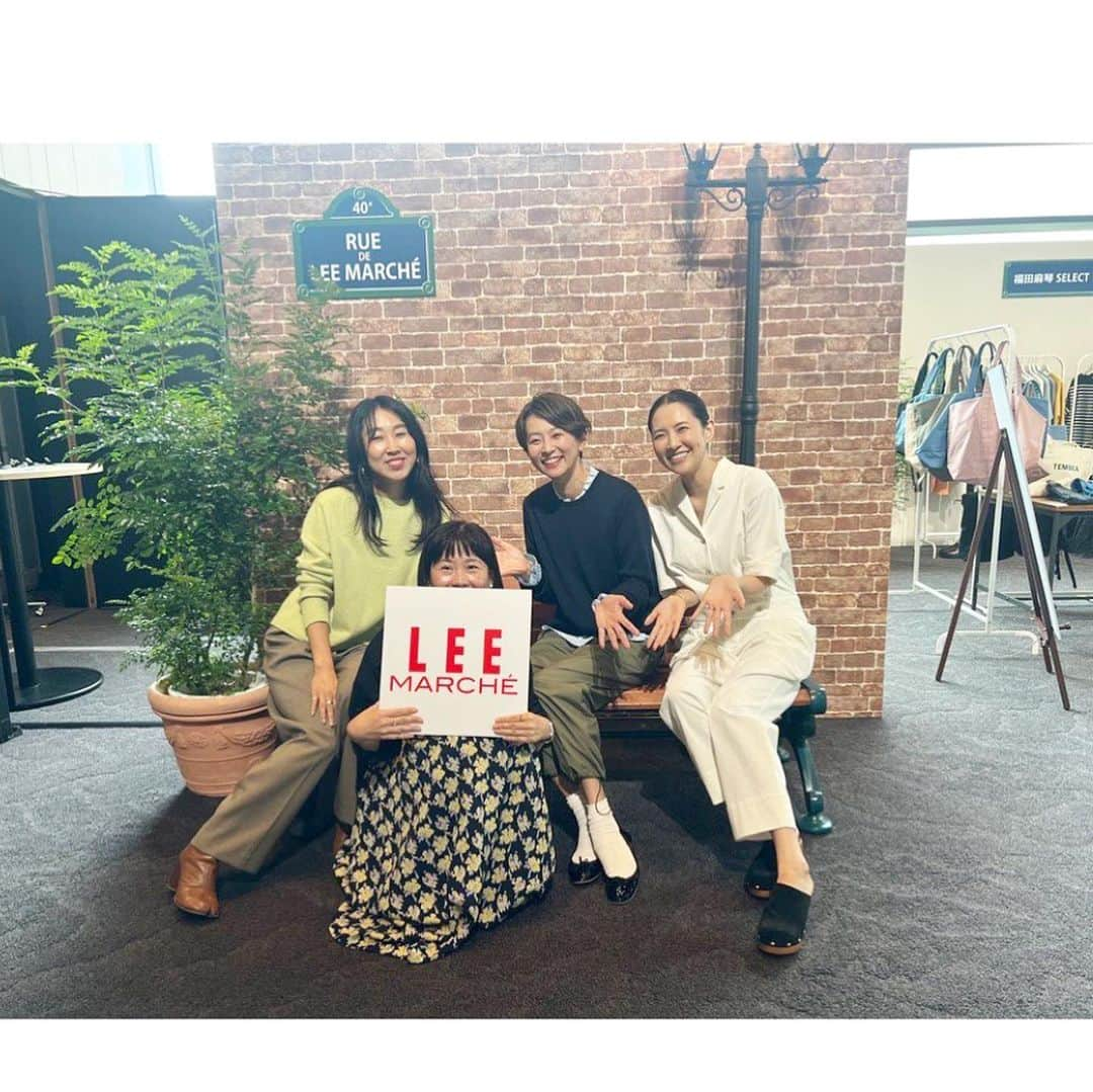 浜島直子さんのインスタグラム写真 - (浜島直子Instagram)「昨日はLEE創刊40周年のイベントへ🎊 @magazinelee  @leemarche   すごいねぇ！40年だなんて！ (私が7歳の時に創刊したってことか…👀✨)  私は今回、コウケンテツさんと、Emiさんの3人で「キッチン大賞」の審査員をやらせていただきました。 @kohkentetsu  @emi.ourhome   昨日は壇上で受賞者の発表もあり、ドキドキ…💓 いやー、どの方もそれぞれにキッチンへのこだわりや愛が詰まっていて、「それぞれが大賞・de・賞！！！🏆」と心の中で叫びつつ（笑）、発表させていただきました。 (各章を受賞された5名のキッチンは、LEE12号で掲載されます)  何より、久しぶりに対面のイベントということもあって、読者の皆様の雰囲気や温度感が肌に直接感じられて、パワーをいただけて、本当に嬉しかったです🥺  何度も言いますが、私が専属モデルになった時、当時の編集長の田中恵さんが「LEEは本当に読者に恵まれているの」とおっしゃっていて、まさにその言葉を昨日壇上でしみじみと感じておりました。  みんなで作っている雑誌なんだなぁ、と✨  そして感謝の気持ちを細部の隅々まで染み込ませ、素晴らしいイベントを作り上げた編集部の皆様、スタッフの皆様、本当にありがとうございました✨  あぁ、いい雑誌だなぁ、と、一読者として、ファンとして、改めて感じた時間でした✨✨  LEE40周年、おめでとうございます！！！㊗️ ・ #magazinelee  #leemarche  #lee創刊40周年イベント  #キッチン大賞 #コウケンテツ さん #コメントが面白すぎるし超絶優しくてウルっとしたよ🥹 #ourhomeemi さん #常に相手に寄り添う目線が素晴らしくてお母さんとそっと呟いたよ🥺 #五明祐子 パイセン #久しぶりに会えて嬉しかったよ今度ごま油渡すね❤️ #福田麻琴 #ここにもみゆきちゃん  #いつも会ってるから特に言うことないね笑 #あ2枚目はマコちんのインスタの写真拝借したよ #喜多編集長 #本田さん #他LEE編集部の皆様 #お疲れ様でした #これからもずっとファンです❤️ #これからもよろしくお願いします❤️ #お花もありがとうございます🥺❤️ #最後の写真はみんなツナギで記念写真 #私だけヤンキーポーズ🤣 #オレンジのワンピース　 #HYKE #ブーツ #BEAUTIFULSHOES #イヤカフ　 #duedonne #あすかさんありがとう〜🥰」10月2日 10時44分 - hamaji_0912