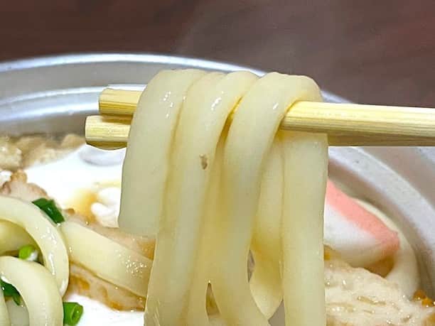 小野瀬雅生さんのインスタグラム写真 - (小野瀬雅生Instagram)「松山のアサヒで鍋焼き玉子うどんを7年ぶりにウマウマ王☆ご無沙汰しました☆メニューは鍋焼きうどんといなりずしのみ☆うどんが甘いのです☆ヒジョーに甘い☆甘めなのではなく砂糖のしっかりはっきりとした甘さ☆まだ甘いものが貴重品だった昭和22年に当時のご店主が考案されたお砂糖をたっぷり入れた甘い甘い鍋焼きうどん☆現在もそのままの味わい☆ここだけにしかないここだけの味☆ワンアンドオンリー☆また必ず伺います♫ #鍋焼き玉子うどん #アサヒ #松山 #愛媛県松山市 #甘い #ヒジョーに甘い #砂糖の甘さ #お砂糖たっぷり #小野瀬雅生 #onosemasao #ウマウマ王 #ウマウマウー #具材も甘い味付け #出汁がしっかり #味わい深い #ここだけにしかないここだけの味 #ワンアンドオンリー #うっ #どーん #うっどーん」10月2日 10時44分 - onosemasao