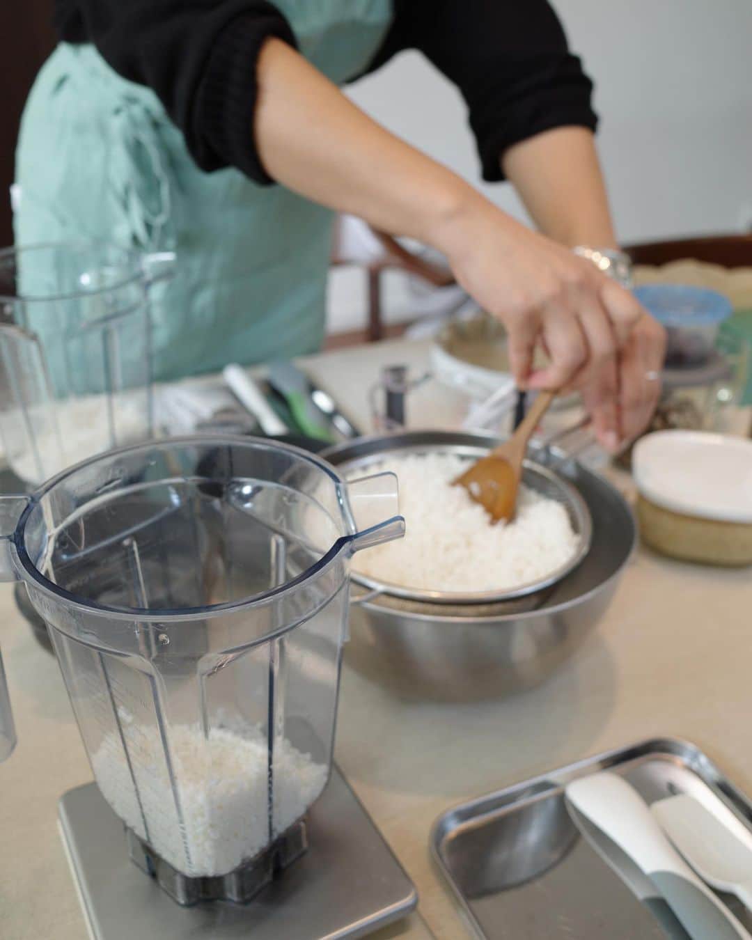 佐藤優里亜さんのインスタグラム写真 - (佐藤優里亜Instagram)「生米パンレッスンへ👩🏻‍🍳🍞 @salon_rika_bake  米粉で作るものとは違って、生米を浸水させてミキサーにかけてフライパンで焼くだけでふわふわもちもちパンが作れるというもの...!!  お義姉さんに誘われて、りか先生に習ってきました🤍 やっぱり主食はお米が好きだし和食が一番好きなんだけど、美味しいパンも食べたい！という欲張りな私にぴったりな生米パン😋✨ 重たくないしクセもないから食事にも合うし、色々な具材をミキサーで混ぜちゃえばアレンジパンにもなります。 しかもデザートまで実は生米が使われているの！柔らかくねっとりした舌触りと優しい甘さにみんなペロリでした。  小松菜パンを持ち帰り息子に食べさせたけど(抹茶味だったかな〜？😗と言って)美味しそうに食べてました✌🏻🤍 りか先生ありがとうございました✨ #生米パン #料理 #料理レッスン #パン教室」10月2日 10時44分 - yuriang_
