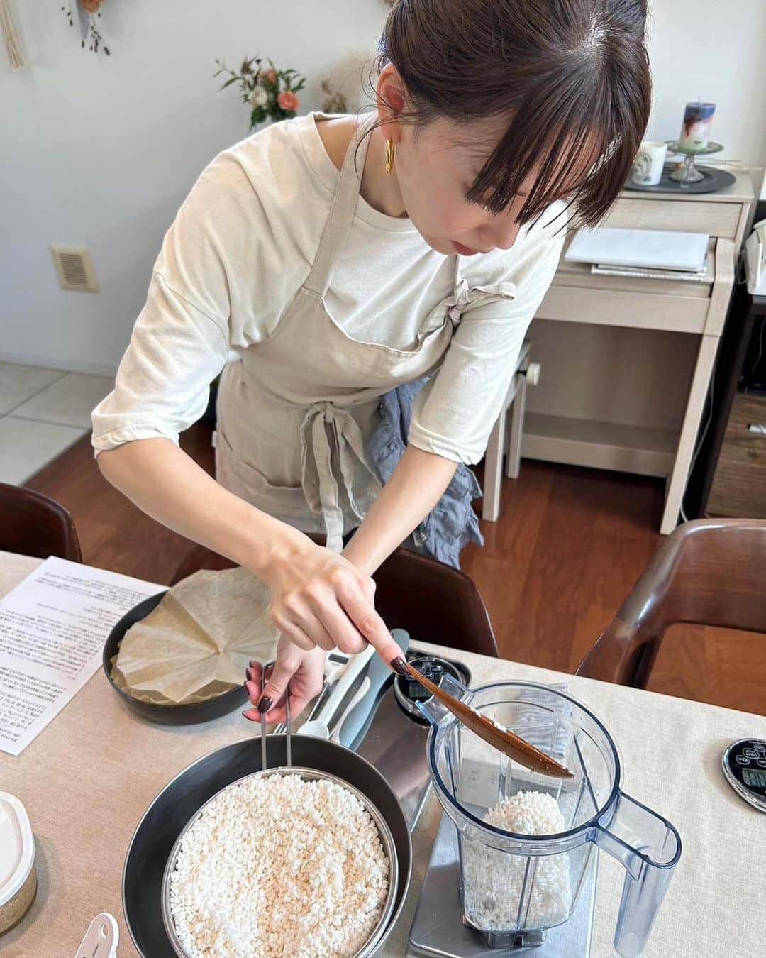 佐藤優里亜さんのインスタグラム写真 - (佐藤優里亜Instagram)「生米パンレッスンへ👩🏻‍🍳🍞 @salon_rika_bake  米粉で作るものとは違って、生米を浸水させてミキサーにかけてフライパンで焼くだけでふわふわもちもちパンが作れるというもの...!!  お義姉さんに誘われて、りか先生に習ってきました🤍 やっぱり主食はお米が好きだし和食が一番好きなんだけど、美味しいパンも食べたい！という欲張りな私にぴったりな生米パン😋✨ 重たくないしクセもないから食事にも合うし、色々な具材をミキサーで混ぜちゃえばアレンジパンにもなります。 しかもデザートまで実は生米が使われているの！柔らかくねっとりした舌触りと優しい甘さにみんなペロリでした。  小松菜パンを持ち帰り息子に食べさせたけど(抹茶味だったかな〜？😗と言って)美味しそうに食べてました✌🏻🤍 りか先生ありがとうございました✨ #生米パン #料理 #料理レッスン #パン教室」10月2日 10時44分 - yuriang_