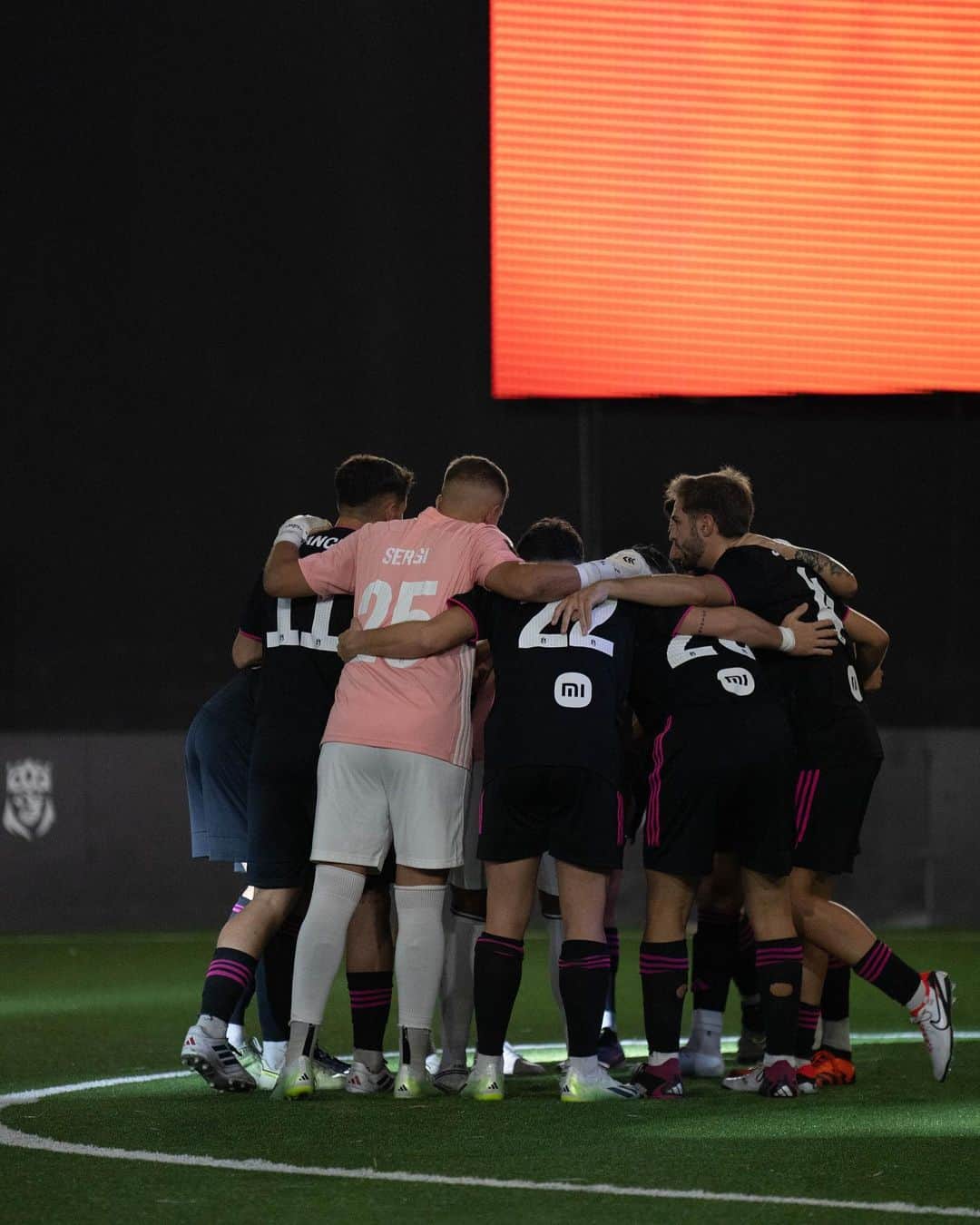 ニコラス・パレハのインスタグラム：「Cuando las cosas no salen es cuando más fuerte y más juntos tenemos que remar ! Vamos @kunisports ! 💪🏻🩷🖤」