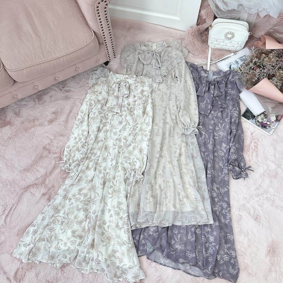 evelynのインスタグラム：「winter collection♡ ㅤㅤㅤㅤㅤㅤㅤㅤㅤㅤㅤㅤㅤ \ 10月上旬入荷予定 / #オリジナルフラワーOP ¥10,800 ㅤㅤㅤㅤㅤㅤㅤㅤㅤㅤㅤㅤㅤ #evelyn #エブリン #ガーリーコーデ #甘めスタイル #甘めコーデ #清楚コーデ #可愛い  #girly #feminine #パステル #girl #evelynコーデ #フェミニンコーデ」