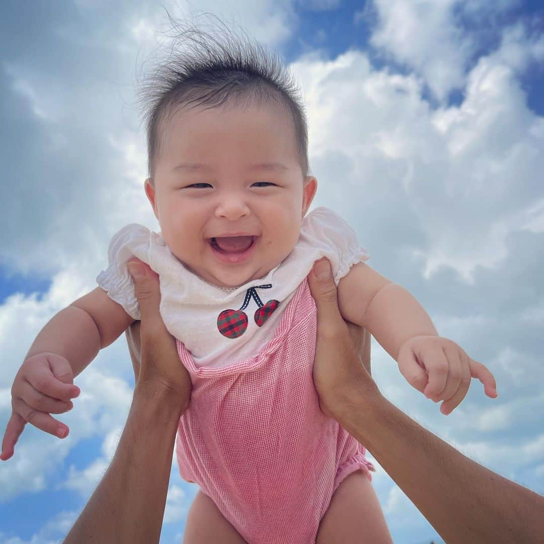 小川ひとみさんのインスタグラム写真 - (小川ひとみInstagram)「My precious🫶🥹🫶 5ヶ月の娘達 宮古島でもニコニコ過ごしています💓 私は娘達のお昼寝に合わせてお部屋に戻り ベットでみんなでゴロゴロ 室内プールでは気持ちの良い暖かさの中 2人でぺちゃくちゃお話しする姿が可愛らしい🥹 台風が直撃するかも🌀とヒヤヒヤしましたが 無事にそれれてくれてホッとしました🙏 5ヶ月の可愛さ目に焼き付けても焼き付けても 足りないね🫣💓💓 #love #twins #momlife #5month」10月2日 10時53分 - hitomy220