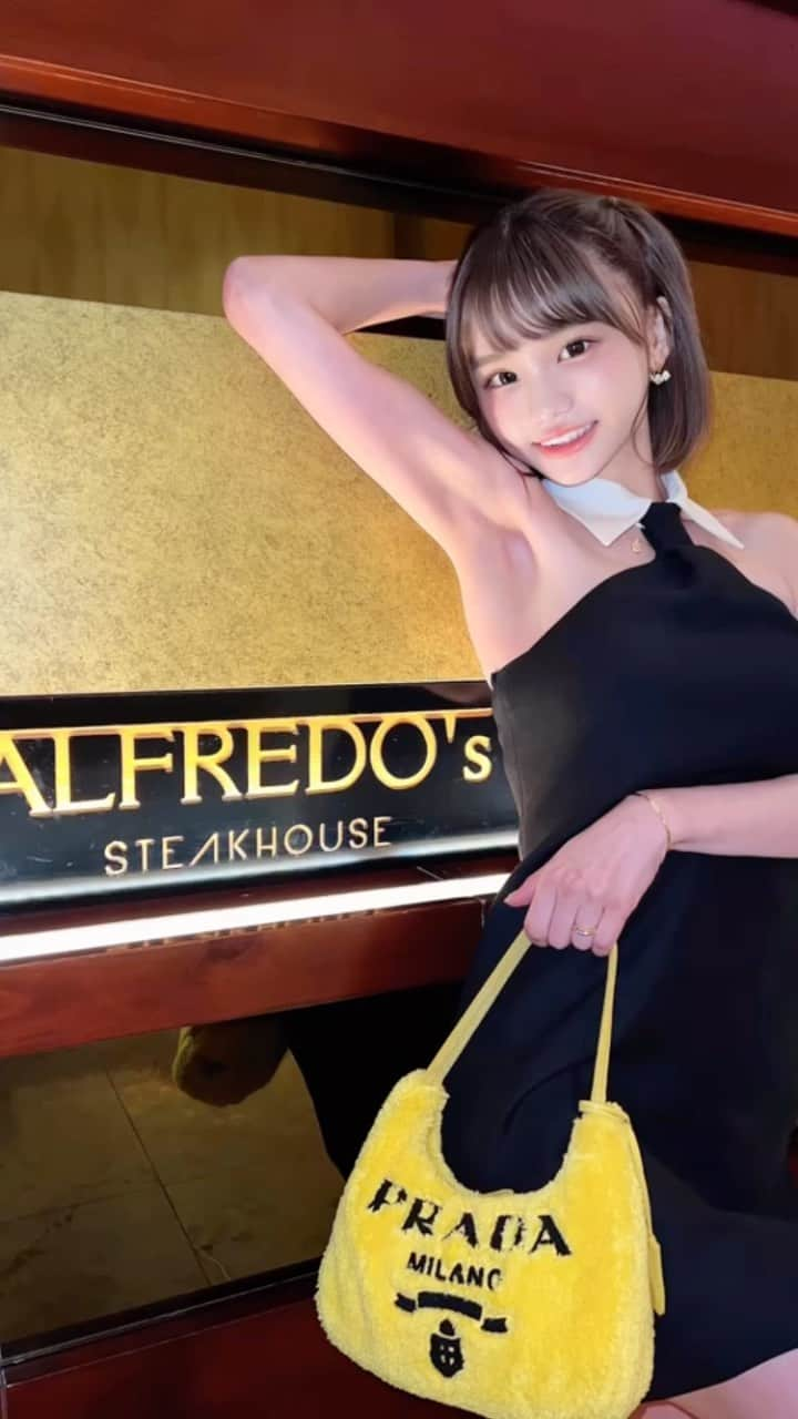 みもれもんのインスタグラム：「Meat and meat at "Alfred steak house" It was my first time eating escargot🐌🥺🍴 It was raining the day before and there were a lot of snails walking around.  I ate it while remembering🤣💭😮‍💨❤️ It was delicious and I finished it all🥰🥰 lol  "Alfred steak house"で お肉と 初めてエスカルゴ🐌を食べたのです🥺🍴 前日に雨でカタツムリがたくさん歩いてたのを 思い出しながら食べたぁぁ🤣💭😮‍💨❤️ 美味しくてぜんぶ完食🥰🥰笑  #グアム #アメリカ #cosplayer #guam #guamlife #guamfood #japanesegirl #みもれもん #Mimolemon  #japanesegirl #ショートヘア#ボブ #人像攝影 #日本的 #性感 #alfred #valentino #私服」