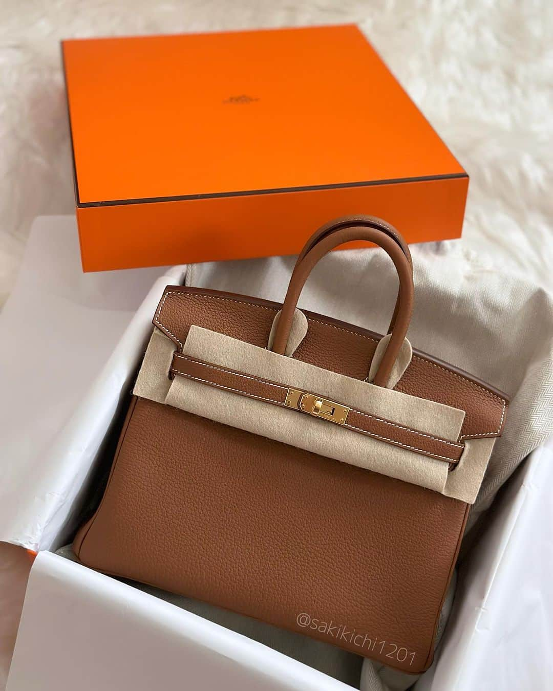 サキ吉さんのインスタグラム写真 - (サキ吉Instagram)「ビジュ大優勝😭🧡👜 夫の枠で出逢えたこちら🥲🍊✨️ サプライズすぎたー🥹💕 ゴールド×ゴールド金具たまらん､､､ ため息でるほど可愛い🥲 なんだかんだ王道カラーがしっくりくる❤️ あー幸せ💕 👨🏻ありがとー😘 ． ． ．  #hermeslover  #hermesaddict  #hermesbag  #hermesbirkin  #エルメスバーキン  #birkin25  #birkinbag #バーキン25  #🍊 #エルメス好きな人と繋がりたい」10月2日 11時08分 - sakikichi1201