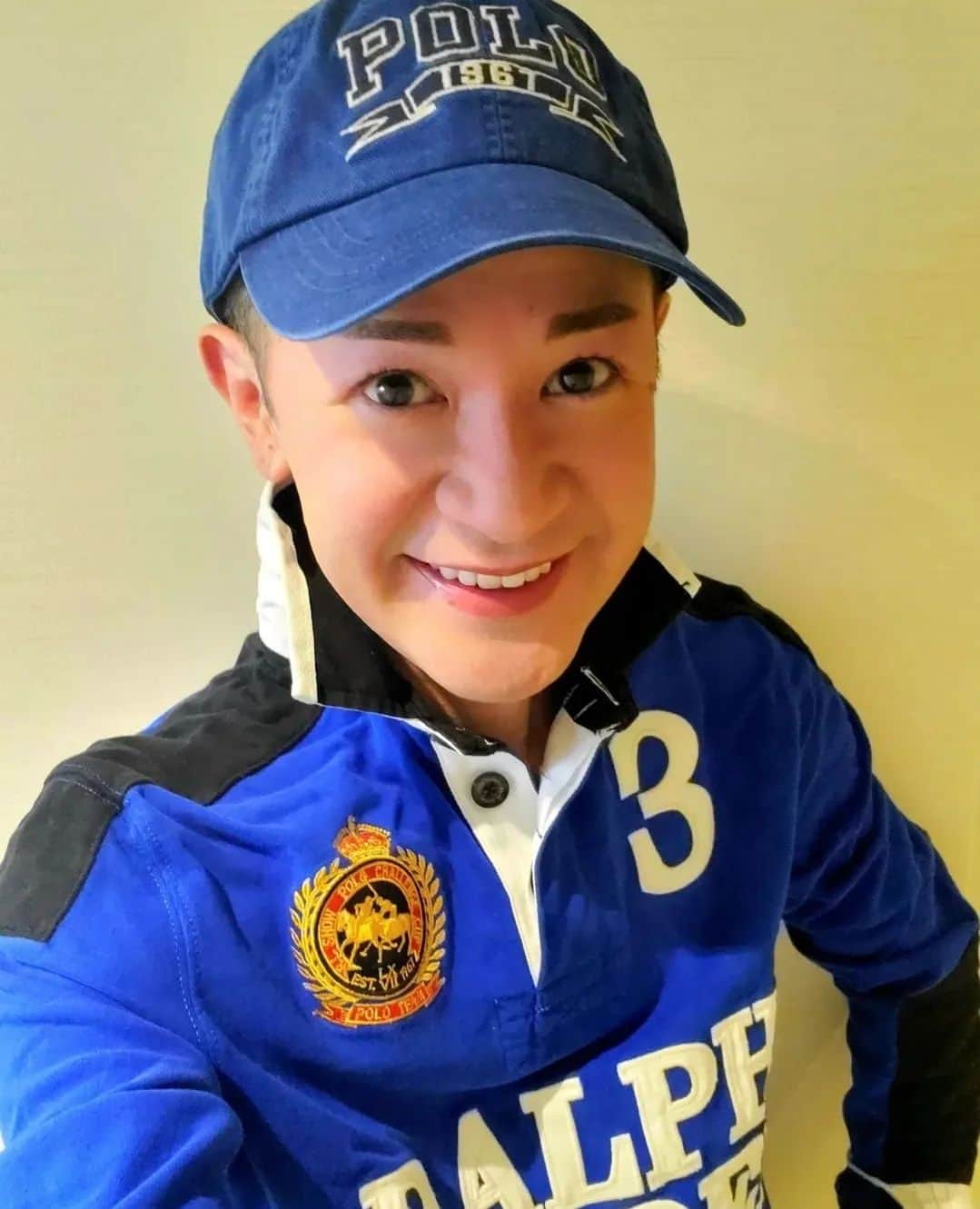 山咲トオルのインスタグラム：「フォロワーの皆さん、聞いて下さいな。  ご覧の皆さんにも【認証していない】方達から様々なメッセンジャーが届く事と思われます。  一昨日の事。 カタコトの日本語が使えるアジア圏の男性から。 『ラブレター』めいたものがきたのです。  私はとっさに気がつきました。  その方が私の日本文の【翻訳】ボタンを押すと、私のオネエ言葉は、女性の文言として訳されていた事でしょう。 (つまり、私を女性だと思っていたのです)  少し様子を見ていると(放置しておりましたら)  『なんだよ おとこじゃないか！！』  と、ブロックをしてきたのですw  ちょっと皆さん、１～９の画像をご覧下さいよ。 私は、確かにオネエですが男性ファッション大好きっ子ですよ。  アイシャドウとかもしない派なのに間違えるかなあ(？) と謎めきながら、今後は画像10を手始めに載せたらいいのかしらね(？)w  私は基本、丸坊主です(蒸れないし楽です)  ご覧の皆さんも、もうけ話、エッチなフォロー、パパ活、ママ活…等など、くれぐれも お気をつけ下さい。  #山咲トオル #toruyamazaki デコ広志  おでこが逆バットマンw」