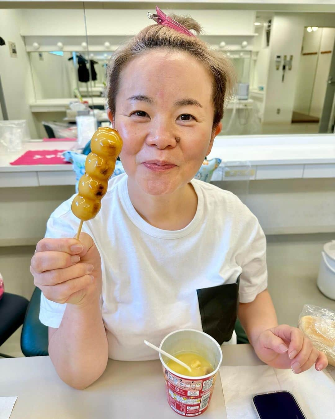 島津亜矢のインスタグラム：「大船渡、会館近くのお店の みたらし団子🍡 美味しい〜💕  #島津亜矢 #歌怪獣」