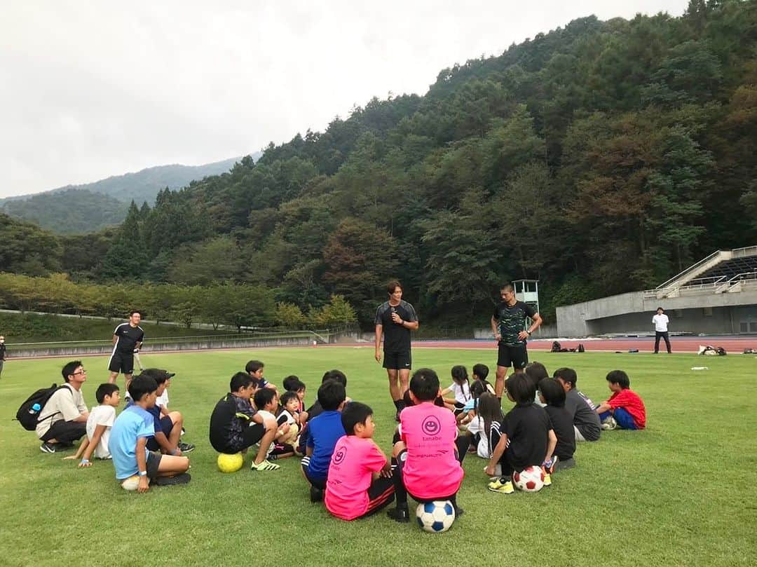 坪井慶介さんのインスタグラム写真 - (坪井慶介Instagram)「山梨県都留市「つるわくわくプロジェクト」でボールを使った運動のコーチ（講師）をしてきましたー #永井雄一郎 さん と一緒でした👍  ボールを使いながら、親子で楽しく、一生懸命取り組んで頂けました！！ 親子対決や最後の試合は熱い戦いが繰り広げられました😁  #山梨県  #都留市  #つるわくわくプロジェクト2023  #親子運動教室  #ウンドウキョウシツボイ  #親子  #親子協力  #親子対決  #コミュニケーション  #運動で心も身体も健康に  #指導もプレーも  #やっぱり全力  #全力中年  #おっきい子供 みたいと… #でしたが何か笑 🤣 #楽しかった」10月2日 11時05分 - keisuke_tsuboi0916