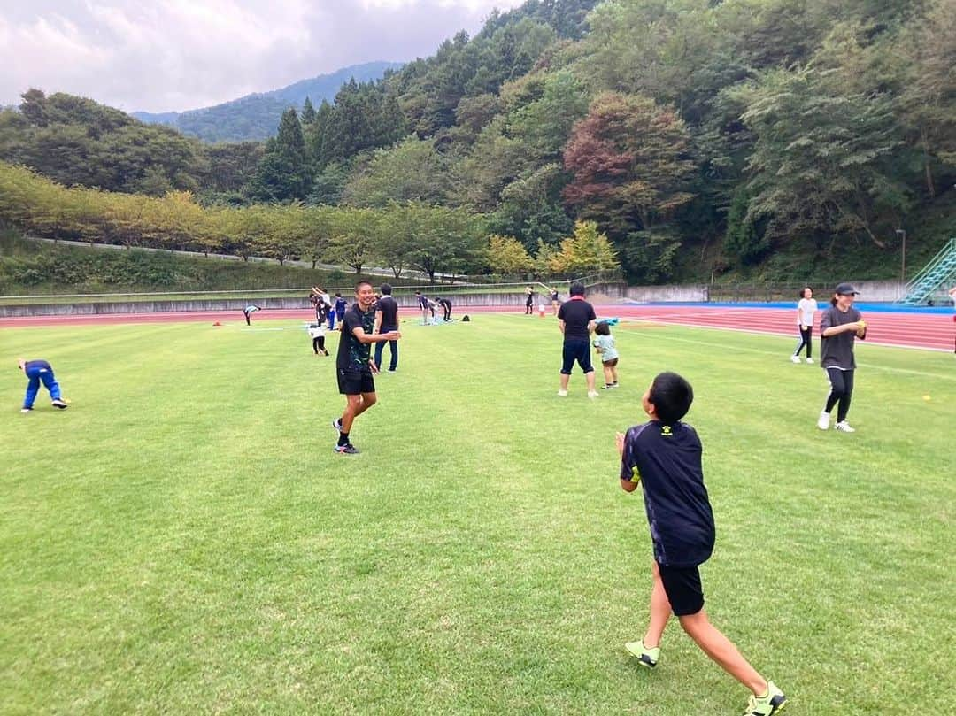 坪井慶介さんのインスタグラム写真 - (坪井慶介Instagram)「山梨県都留市「つるわくわくプロジェクト」でボールを使った運動のコーチ（講師）をしてきましたー #永井雄一郎 さん と一緒でした👍  ボールを使いながら、親子で楽しく、一生懸命取り組んで頂けました！！ 親子対決や最後の試合は熱い戦いが繰り広げられました😁  #山梨県  #都留市  #つるわくわくプロジェクト2023  #親子運動教室  #ウンドウキョウシツボイ  #親子  #親子協力  #親子対決  #コミュニケーション  #運動で心も身体も健康に  #指導もプレーも  #やっぱり全力  #全力中年  #おっきい子供 みたいと… #でしたが何か笑 🤣 #楽しかった」10月2日 11時05分 - keisuke_tsuboi0916