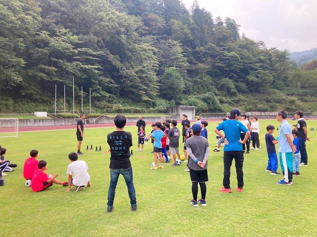 坪井慶介さんのインスタグラム写真 - (坪井慶介Instagram)「山梨県都留市「つるわくわくプロジェクト」でボールを使った運動のコーチ（講師）をしてきましたー #永井雄一郎 さん と一緒でした👍  ボールを使いながら、親子で楽しく、一生懸命取り組んで頂けました！！ 親子対決や最後の試合は熱い戦いが繰り広げられました😁  #山梨県  #都留市  #つるわくわくプロジェクト2023  #親子運動教室  #ウンドウキョウシツボイ  #親子  #親子協力  #親子対決  #コミュニケーション  #運動で心も身体も健康に  #指導もプレーも  #やっぱり全力  #全力中年  #おっきい子供 みたいと… #でしたが何か笑 🤣 #楽しかった」10月2日 11時05分 - keisuke_tsuboi0916