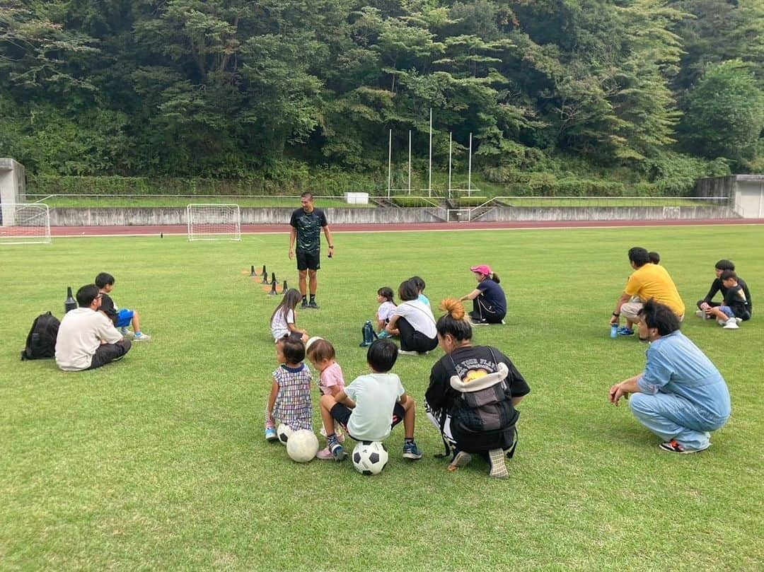 坪井慶介さんのインスタグラム写真 - (坪井慶介Instagram)「山梨県都留市「つるわくわくプロジェクト」でボールを使った運動のコーチ（講師）をしてきましたー #永井雄一郎 さん と一緒でした👍  ボールを使いながら、親子で楽しく、一生懸命取り組んで頂けました！！ 親子対決や最後の試合は熱い戦いが繰り広げられました😁  #山梨県  #都留市  #つるわくわくプロジェクト2023  #親子運動教室  #ウンドウキョウシツボイ  #親子  #親子協力  #親子対決  #コミュニケーション  #運動で心も身体も健康に  #指導もプレーも  #やっぱり全力  #全力中年  #おっきい子供 みたいと… #でしたが何か笑 🤣 #楽しかった」10月2日 11時05分 - keisuke_tsuboi0916