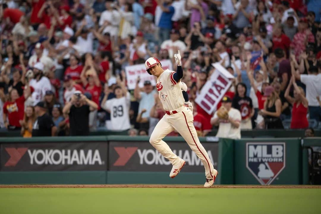 大谷翔平のインスタグラム：「Thank you very much for everyone’s support throughout the season!  I will start my rehab here soon and I will do my best to come back stronger than ever 💪🏼  Looking forward to seeing everyone next season!  レギュラーシーズン応援ありがとうございました🤲🏻  また来年に向けてまずは打者としてリハビリから頑張っていきます  来シーズンまた皆さんにお会いできることを楽しみにしています！」