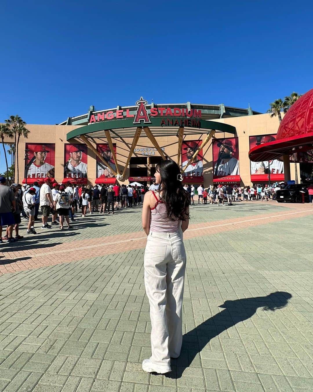 関根ささらさんのインスタグラム写真 - (関根ささらInstagram)「#losangelesangels ⚾️❤️  #大谷翔平 選手が今季の #ホームラン王 決定！ということで今だ！！！！！！と #エンゼルス の試合を見に行った時の写真たちを載せます🫶  アナハイムにある #エンゼルススタジアム ですが、かつては #waltdisneycompany が買収(2003に売却)していた名残でエントランスにはミッキーのスタチューが🥹🥹❤️ディズニーランドにもめちゃくちゃ近いので #ロサンゼルス観光 にはほんとにおすすめです♡ . . . . この日は、たむけんさんとYurisaさんと一緒に行きました♡ 楽しかったーーー！！！！！🎈 . . . . #losangeles #la #ロサンゼルス #losangelesphotographer #losangeles_city #anaheim #angelsgame #ロサンゼルス旅行 #ロサンゼルスエンゼルス #disneyanaheim #disneylandresort #DLR #california #disneycalifornia #shoheiohtani #shotime」10月2日 11時17分 - sasarasekine