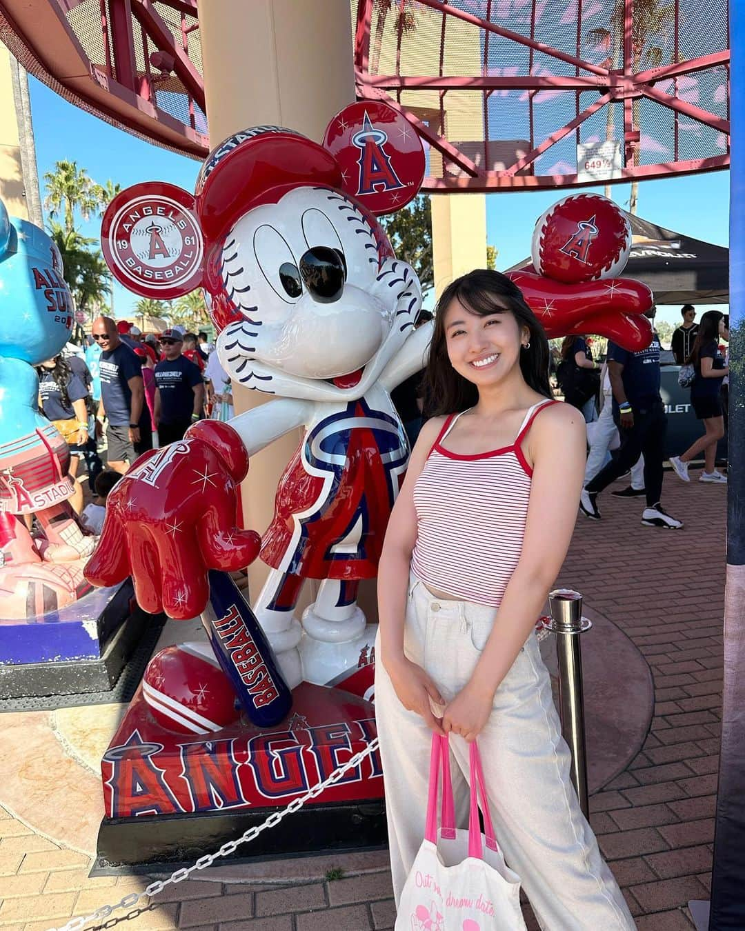 関根ささらさんのインスタグラム写真 - (関根ささらInstagram)「#losangelesangels ⚾️❤️  #大谷翔平 選手が今季の #ホームラン王 決定！ということで今だ！！！！！！と #エンゼルス の試合を見に行った時の写真たちを載せます🫶  アナハイムにある #エンゼルススタジアム ですが、かつては #waltdisneycompany が買収(2003に売却)していた名残でエントランスにはミッキーのスタチューが🥹🥹❤️ディズニーランドにもめちゃくちゃ近いので #ロサンゼルス観光 にはほんとにおすすめです♡ . . . . この日は、たむけんさんとYurisaさんと一緒に行きました♡ 楽しかったーーー！！！！！🎈 . . . . #losangeles #la #ロサンゼルス #losangelesphotographer #losangeles_city #anaheim #angelsgame #ロサンゼルス旅行 #ロサンゼルスエンゼルス #disneyanaheim #disneylandresort #DLR #california #disneycalifornia #shoheiohtani #shotime」10月2日 11時17分 - sasarasekine