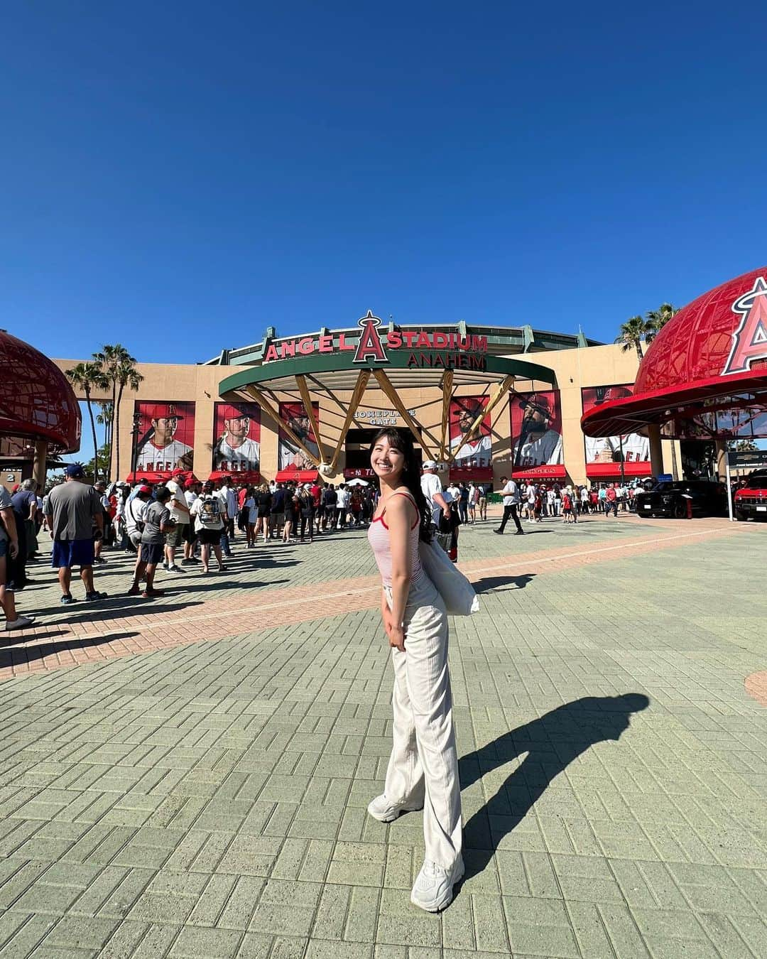 関根ささらさんのインスタグラム写真 - (関根ささらInstagram)「#losangelesangels ⚾️❤️  #大谷翔平 選手が今季の #ホームラン王 決定！ということで今だ！！！！！！と #エンゼルス の試合を見に行った時の写真たちを載せます🫶  アナハイムにある #エンゼルススタジアム ですが、かつては #waltdisneycompany が買収(2003に売却)していた名残でエントランスにはミッキーのスタチューが🥹🥹❤️ディズニーランドにもめちゃくちゃ近いので #ロサンゼルス観光 にはほんとにおすすめです♡ . . . . この日は、たむけんさんとYurisaさんと一緒に行きました♡ 楽しかったーーー！！！！！🎈 . . . . #losangeles #la #ロサンゼルス #losangelesphotographer #losangeles_city #anaheim #angelsgame #ロサンゼルス旅行 #ロサンゼルスエンゼルス #disneyanaheim #disneylandresort #DLR #california #disneycalifornia #shoheiohtani #shotime」10月2日 11時17分 - sasarasekine