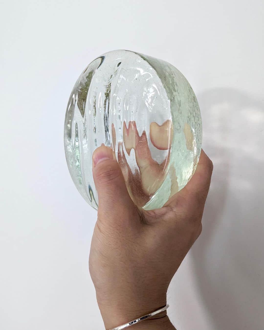 のインスタグラム：「・・・ #DEPTRecycleGlass  eriちゃんが企画した蛍光灯のガラスをリサイクルした原料で作られたオブジェのようなガラストレイ  日本では年間約6億本の蛍光灯が破棄されていて、そのうちの8割が埋め立てられているらしい、、、  サステナブルな取り組みも素晴らしいですが、純粋にビジュアルが素敵なプロダクトに一目惚れして購入しました  Thank you! @d_e_p_t @e_r_i_e_r_i   ・・・・・・・・・・」