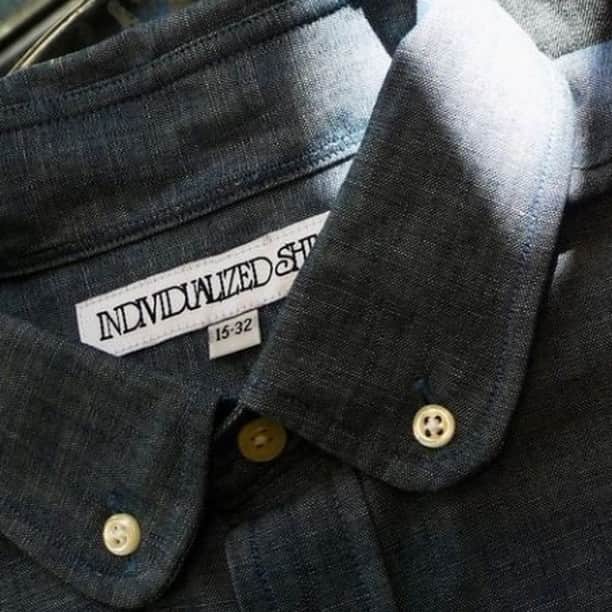 インディビジュアライズド シャツのインスタグラム：「Exclusively available @seekandfind.jp  SEEK&FIND / シークアンドファインド 別注GOLF B.D. CHAMBRAY color: BLUE / BLACK  comments:「SEEKと言えばの襟型」だと思っているGOLF B.D. もちろん今年もご用意しています。 生地はワークなテイストが強すぎない、薄手で程よい光沢とコシがあるシャンブレーをセレクトしました。どちらも良い色です。 是非店頭でお試しください。」