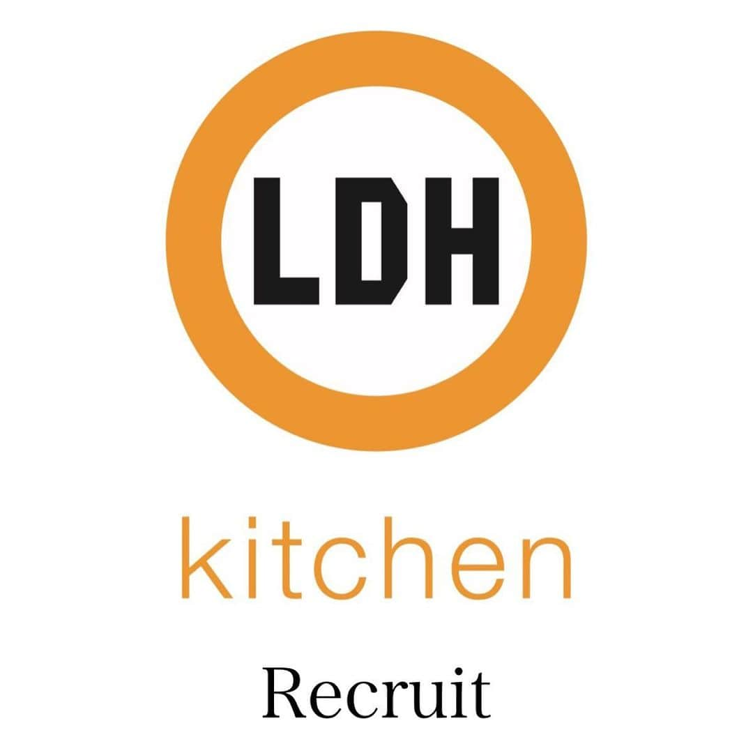 LDH kitchenのインスタグラム：「.  アルバイト募集！！  LDH kitchen では、『お客様を楽しませたい！』、『美味しい料理を食べてほしい』といった、 人を喜ばせたいという素直な気持ちを持った方を募集しています。  未経験者の方でも調理で技術を高め、独立を目指す方やホスピタリティを持ち、 人と係わることが好きな方が輝けるステージを用意しています。 熱い気持ち、と素直で謙虚な心、チャレンジ精神旺盛な方、 LDH kitchen で『好き』を仕事にする夢を一緒に叶えましょう！  <募集要項> ■勤務地 中目黒とりまち(新店舗／中目黒)、THE TOKYO HANEDA(羽田空港第一ターミナル内) ■時給 1,150円～(経験者応相談) ※深夜手当 時間外手当 ■資格 18才以上（高校生不可） 未経験者歓迎※金土日祝出れる方優 遇 ■待遇 制服貸与、食事補助、従業員割引有、昇給随時、研修期間有  主な業務は接客・サービス、食器洗い、店内の清掃などです。 自分の飲食店を持つ為に勉強したい方も 料理のことや経営の事を学ぶために、フルタイム勤務の方も大歓迎です。  社員もアルバイトも気さくなスタッフばかりです◎ 飲食店や調理・接客業等のアルバイト・パート経験がなくてもやる気があればOK！ フォロー体制はばっちりです◎  お客様の喜ぶ顔が見れたら嬉しい気持ちになる方にはオススメです！  ※プロフィールのURLからご応募ください。 皆さまのご応募お待ちしております！！」