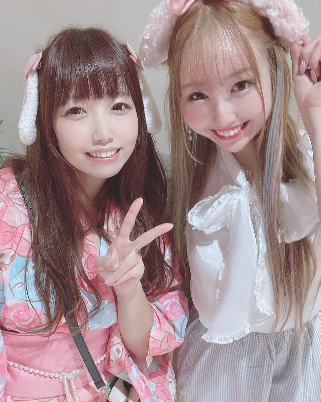 のインスタグラム：「めろちゃんと マイメロ🐰カチューシャ🩷🩵🤍  めろちゃん屋台の 中津からあげ美味しかった🎀  #mymelody #sanrio #サンリオ #山形 #屋台 #パチンコ #ベガスベガス #スロット#friend」