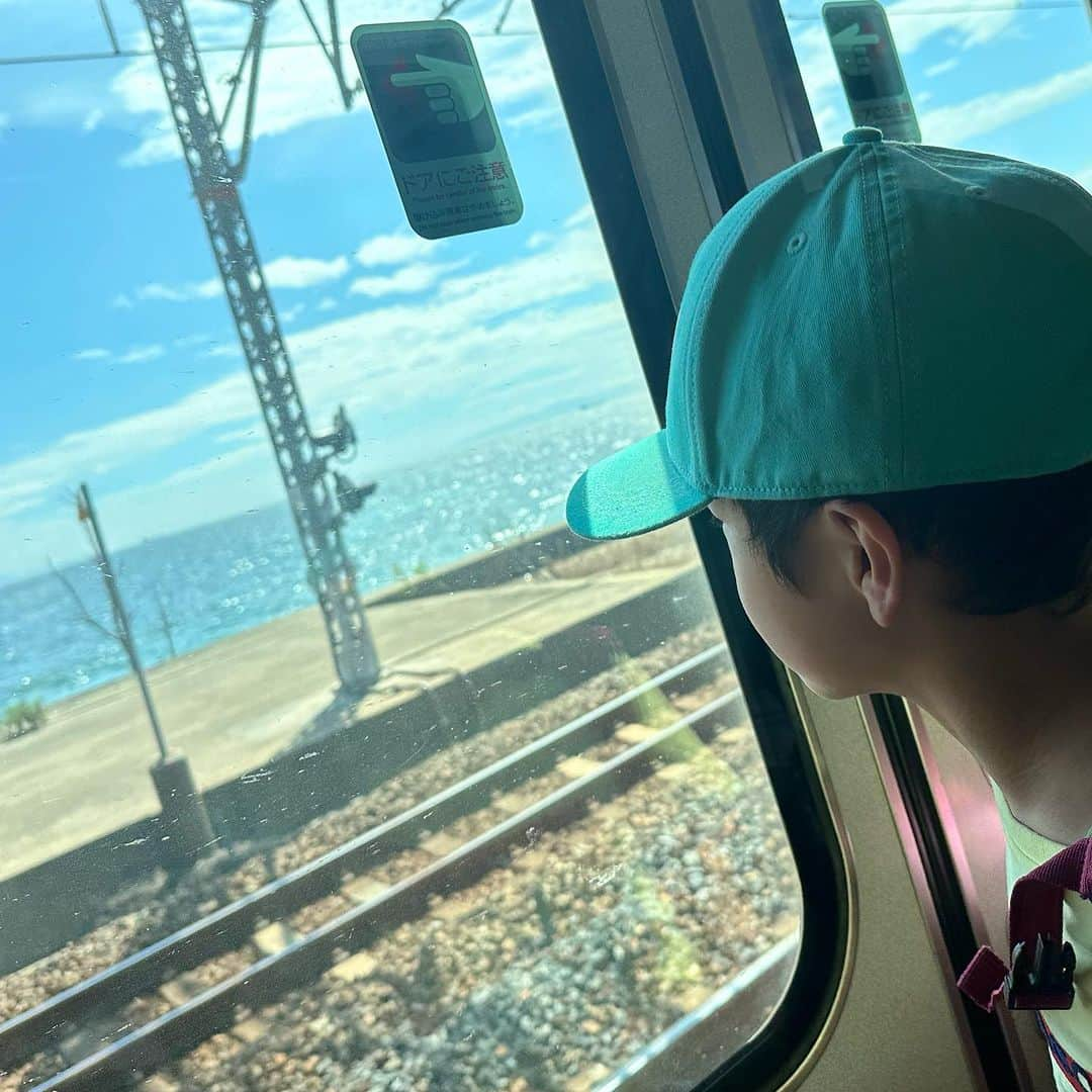 澤野井香里さんのインスタグラム写真 - (澤野井香里Instagram)「#電車旅 🚃で明石まで＾＾ 三ノ宮を過ぎた頃から少しづつ海🌊や明石海峡大橋が見えてくる景色にワクワク♡  子午線に立つ#明石天文科学館 で子供向けのプラネタリウム🪐を見て、135°の子午線JUMP❣️  2人揃って飛んでる写真撮るの難しい💦笑  山陽電車の#人丸前駅 のホームには日本で唯一子午線が通ってる駅で、#近畿の駅百選 にも選ばれてるそぅ🤭  #ks_23✨ #ks_hyogo✨ #国内旅行 #兵庫 #明石 #子午線 #こどもとおでかけ #男の子ママ #女の子ママ #ママライフ #ママリ #コドモノ  #7歳 #4歳 #👦🏻👧🏻 #S⭐️_ #M🍒_  #s⭐️m🍒 #🌐 #🪐」10月2日 11時25分 - kaori_sawanoi