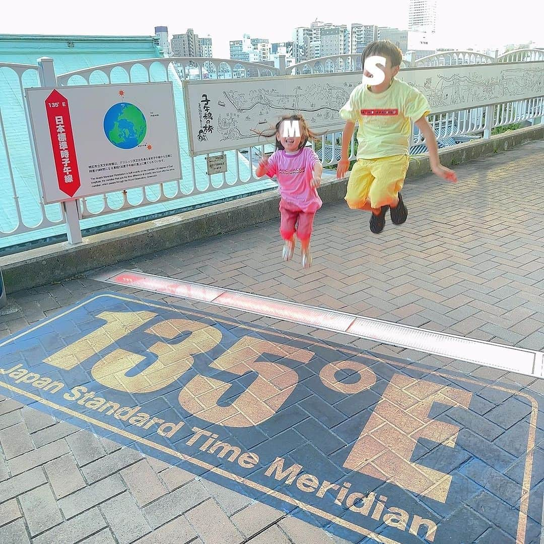 澤野井香里のインスタグラム：「#電車旅 🚃で明石まで＾＾ 三ノ宮を過ぎた頃から少しづつ海🌊や明石海峡大橋が見えてくる景色にワクワク♡  子午線に立つ#明石天文科学館 で子供向けのプラネタリウム🪐を見て、135°の子午線JUMP❣️  2人揃って飛んでる写真撮るの難しい💦笑  山陽電車の#人丸前駅 のホームには日本で唯一子午線が通ってる駅で、#近畿の駅百選 にも選ばれてるそぅ🤭  #ks_23✨ #ks_hyogo✨ #国内旅行 #兵庫 #明石 #子午線 #こどもとおでかけ #男の子ママ #女の子ママ #ママライフ #ママリ #コドモノ  #7歳 #4歳 #👦🏻👧🏻 #S⭐️_ #M🍒_  #s⭐️m🍒 #🌐 #🪐」