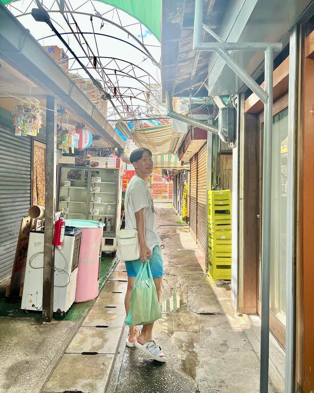 坂口涼太郎さんのインスタグラム写真 - (坂口涼太郎Instagram)「🦁🌕🦁 沖縄の思い出。 栄町市場ではのえみさんのお友達 #宮里綾羽 さんがお書きになったエッセイ「本日の栄町市場と、旅する小書店」に登場する金城さんにお話を伺って、島ぞうりをいただいた。すてきな出会いだった。ありがとう。  やちむん通りでは私好みのやちむんがたくさんあり、連れて帰ってきてしまった。 やちむん通りこわい。でも好き。  ソーキそばもステーキもたくさん食べたし、大満足。  そして、飲み屋で出会った青年こころ君との出会いは私達にとって特別やった。 よかったら観に来てと伝えたら最前中央で前のめりになって観てくれて、その後興奮して感動を伝えてくれた。 彼にとって観劇は人生を左右する事件。 かつて私がそうだったように。 劇場には魔法があるね。 また必ず訪れます。 沖縄ほんまにありがとう🌕🌠 #木ノ下歌舞伎 #勧進帳 💐 @nahart2021   #沖縄 #那覇 #栄町市場 #やちむん #やちむん通り #eibun #steakhouse88」10月2日 11時27分 - ryotarosakaguchi