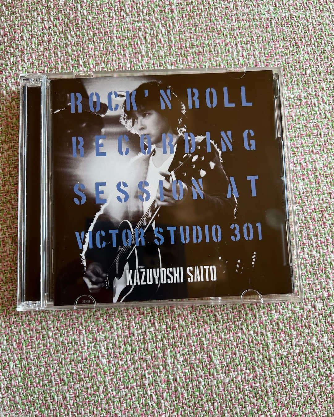 大竹しのぶさんのインスタグラム写真 - (大竹しのぶInstagram)「斎藤和義さんの30周年の記念アルバムスタジオでの、一発レコーディングしたアルバム。"ROCK'N ROLL RECORDING SESSION AT VICTOR STUDIO" を繰り返し聴いてます。 映像でも見たけど、ふぅ〜カッコいいなあ。  そして、武道館での弾き語りツアーのDVDも。  ふぅ〜、かっこいいなあ。 ギター一本で何であんなに沢山の人を感動させちゃうなんて。  これからも沢山ライブ観に行きます‼️  写真は、私のデュエットアルバム「歌心恋心」の時のレコーディングの時の一枚と、宮崎のイベントで、写真撮ってもらってもいいですか?と緊張しながら撮って頂いた一枚😍  ふぅ〜幸せ過ぎた😅  やっと自分の芝居が終わったのでこれからは色々楽しいことやっていくのだ‼️  #斎藤和義　さん #大竹しのぶ」10月2日 11時28分 - shinobu717_official