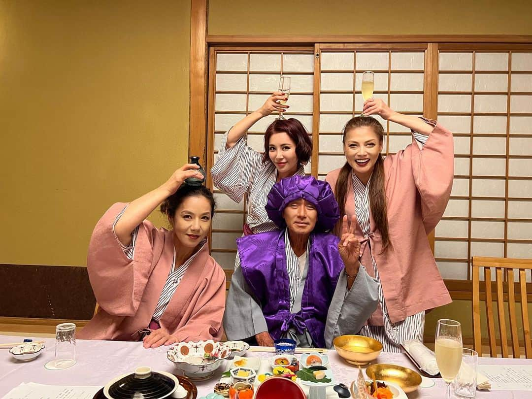 マッキーーーさんのインスタグラム写真 - (マッキーーーInstagram)「父の傘寿のお祝い🥂 お父さん✨長生きしてねー100歳になっても元気でチャーミングにね💕３枚目は20年前の写真を父が持参していて写真って良いですね！最近では携帯で撮るばかりで💦カメラ買おうと思った📸　 #傘寿 #父 #お父さん #家族 #家族写真 #大丸別荘 #思い出 ここの旅館の庭園で10代の頃CM撮影した事があって懐かしかった✨」10月2日 11時28分 - g_dramaki_