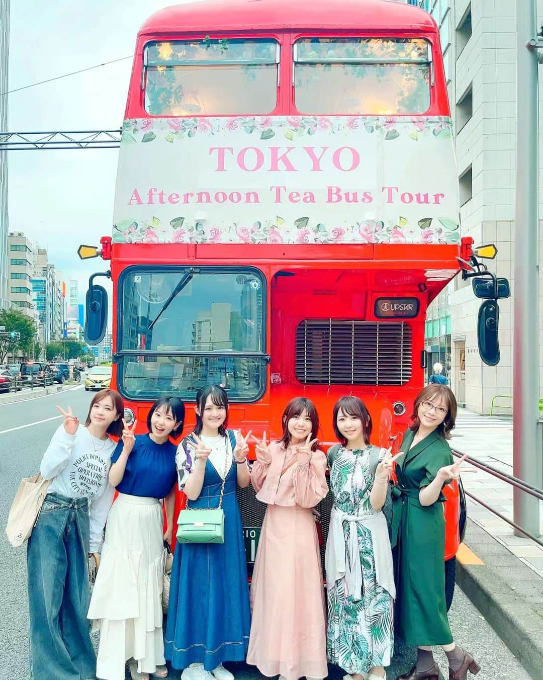 東山奈央さんのインスタグラム写真 - (東山奈央Instagram)「Rhodanthe*と一緒に🌸  ロンドンバスで🚌  アフタヌーンティーをしてきました☕🍪✨  人生初のアフタヌーンティー！  大好きなメンバーとすることができて幸せでした……！  どこを見渡してもおしゃれで、 スコーンもお菓子も美味しくて幸せでした！  まだ発車する前からぽんぽんおしゃべりが弾んで、  「バス動いてなくても楽しいね～（笑）」  って誰かが言ったとき、本当にそうだなって思ったし、 このメンバーとならどこにいても楽しいし、そう思える友達に会えて幸せだなって心から感じました！  もちろんバスが発車したら楽しさももっと大きくなりました😌  次に遊ぶ約束もできたし！ 楽しみが増えました～🌱  左から  #諏訪彩花 #東山奈央 #西明日香 #田中真奈美 #種田梨沙 #内山夕実 #Rhodanthe #ローダンセ」10月2日 11時29分 - naobou_official