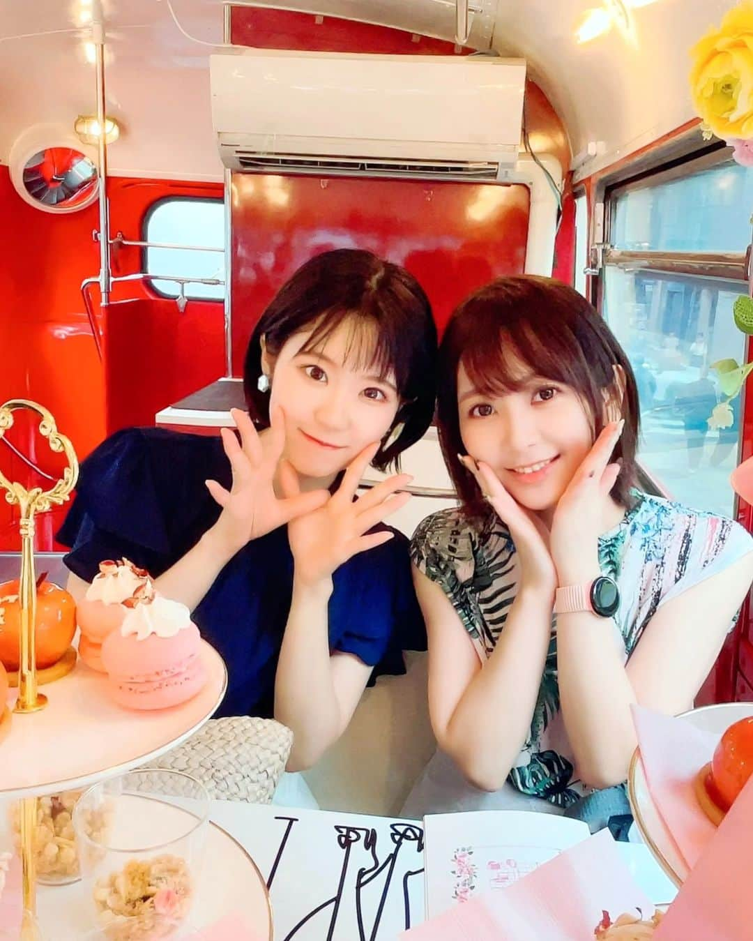 東山奈央さんのインスタグラム写真 - (東山奈央Instagram)「Rhodanthe*と一緒に🌸  ロンドンバスで🚌  アフタヌーンティーをしてきました☕🍪✨  人生初のアフタヌーンティー！  大好きなメンバーとすることができて幸せでした……！  どこを見渡してもおしゃれで、 スコーンもお菓子も美味しくて幸せでした！  まだ発車する前からぽんぽんおしゃべりが弾んで、  「バス動いてなくても楽しいね～（笑）」  って誰かが言ったとき、本当にそうだなって思ったし、 このメンバーとならどこにいても楽しいし、そう思える友達に会えて幸せだなって心から感じました！  もちろんバスが発車したら楽しさももっと大きくなりました😌  次に遊ぶ約束もできたし！ 楽しみが増えました～🌱  左から  #諏訪彩花 #東山奈央 #西明日香 #田中真奈美 #種田梨沙 #内山夕実 #Rhodanthe #ローダンセ」10月2日 11時29分 - naobou_official