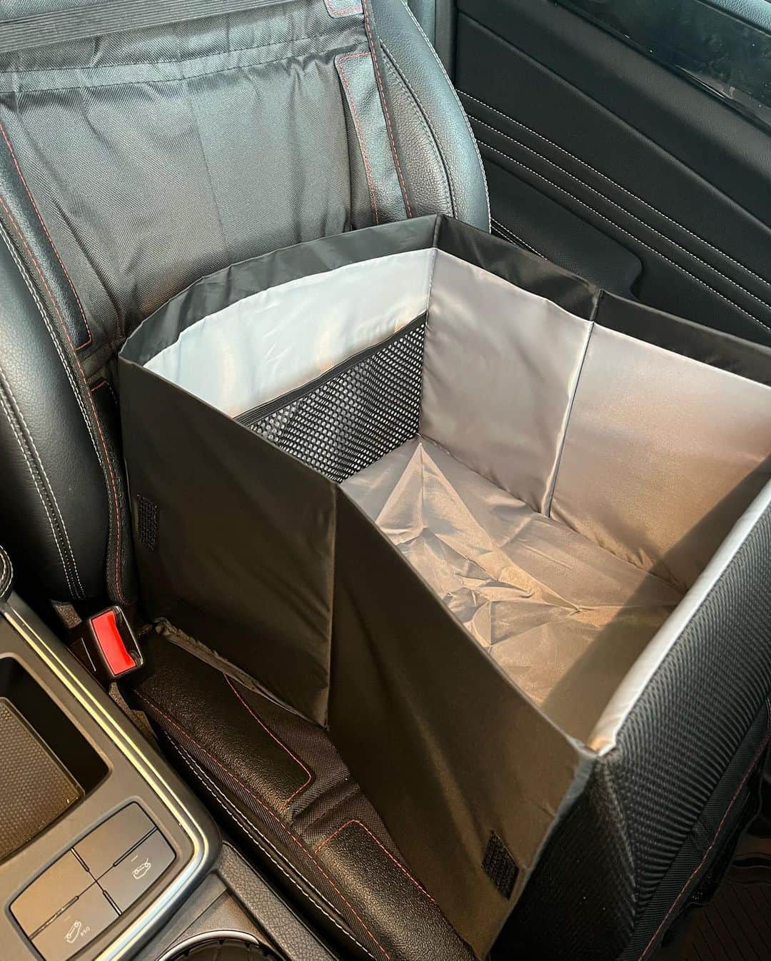 SHINPEIさんのインスタグラム写真 - (SHINPEIInstagram)「車で買い物した後って、買い物袋が移動中に椅子の上で動いて時々不便を感じてたんだけど・・・これでスッキリ解決。 ⁡ 内側ポケットも付いた、30L大容量の収納ボックス。 椅子の隙間に挟んで固定させるストッパーも付いているので、走行中でもBOXが動きにくく荷物の転落を防げます。 そして荷物を入れない場合は、折りたたんで腰クッションに変身！ マイカーがより快適になる、おすすめグッズです。  たたんで腰クッションに変身！ 車内で使える、便利な2way収納ボックス ⁡ #コジット #cogit #シートボックス腰クッション #2way収納ボックス」10月2日 11時30分 - shinpei_breakerz