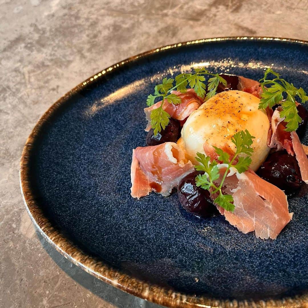 800DEGREES JAPANのインスタグラム：「* 800°DEGREES ARTISAN PIZZERIA  Our new Menu! 『Fujisawa Prosciutto,Grilled grapes and Burrata Cheese』  Looks great!!  Click link to see full menu!  #800degreesjapan」