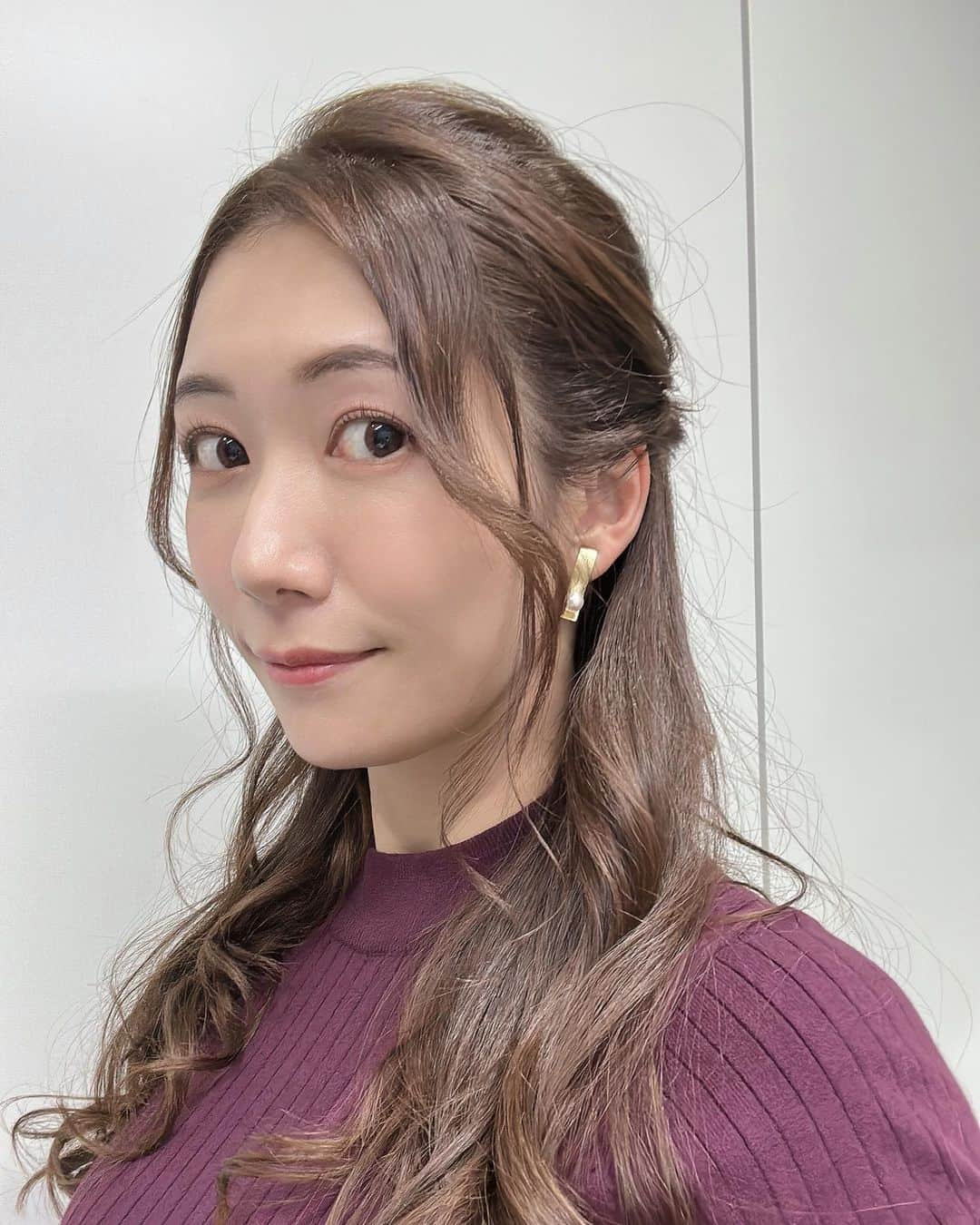 穂川果音さんのインスタグラム写真 - (穂川果音Instagram)「hair style  ハーフアップです😊  earrings→ @la_mimosa_accessori  #ヘアアレンジ　#ハーフアップアレンジ　#ハーフアップ　#アベプラ　#hairstyles #hairarrange #気象キャスター　#アナウンサーメイク　#イヤリング　#earrings」10月2日 11時44分 - hokawakanonn