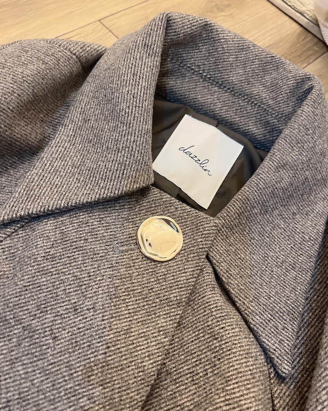 辻りんさんのインスタグラム写真 - (辻りんInstagram)「.  dazzlinでポンチョコート買った🧥🫧  袖がないから暑い時でも寒い時でも 使えそう🫶  しかも16000円くらいだったー💓 アウターにしては安いよね！  今年のお気に入りになりそう🙌  #dazzlin #ルミネスト #ダズリン #アウター #ポンチョコート」10月2日 11時44分 - tsujilean