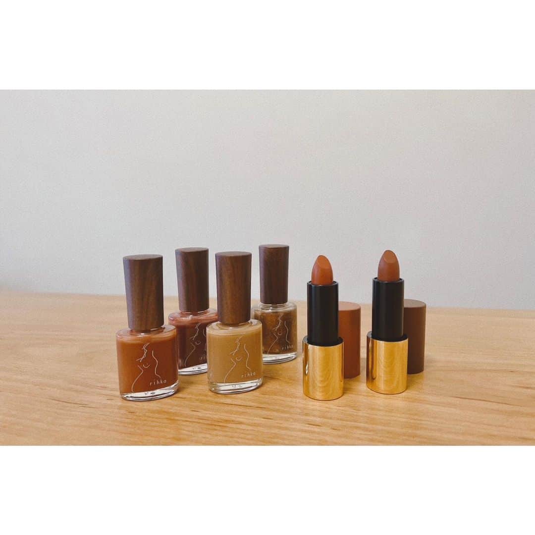 Kanocoのインスタグラム：「rihkaの新作✨ 今回も可愛い過ぎる。 写真2枚目のリップは『calm』です💄 もうひとつの『freckle』は、 最近いつも持ち歩いています。」