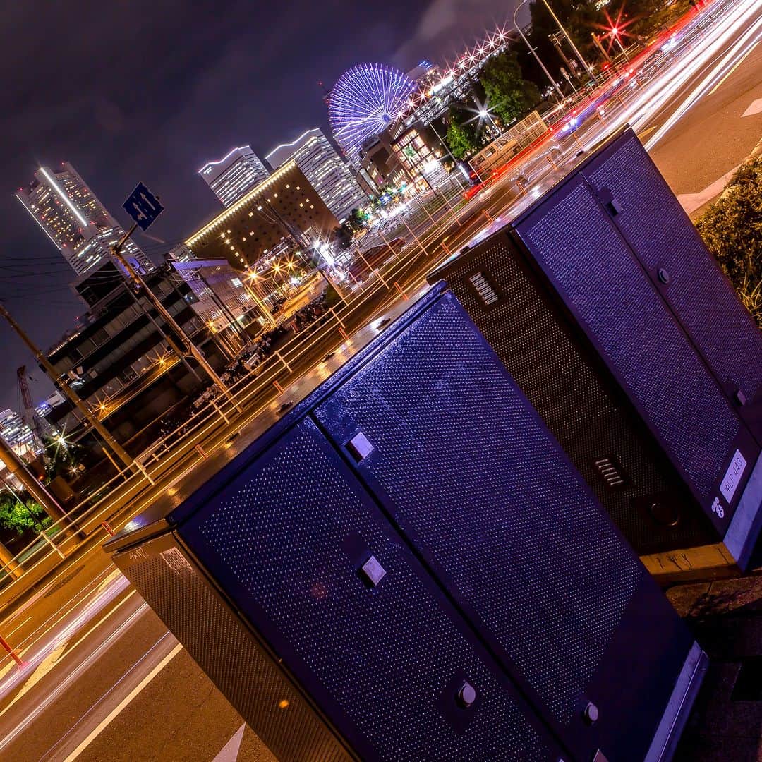 東京電力ホールディングス株式会社のインスタグラム：「地上機器と横浜の夜景 Ground equipments and night view of Yokohama  地上機器とは、主に送電設備が地中化されたエリアで、変圧器や開閉器を地上のボックスに納めた電気設備のことです。  #東京電力 #tepco #神奈川県 #横浜市 #地上機器 #夜景 #夜景写真 #風景写真 #景色写真 #変圧器 #開閉器 #電気設備」