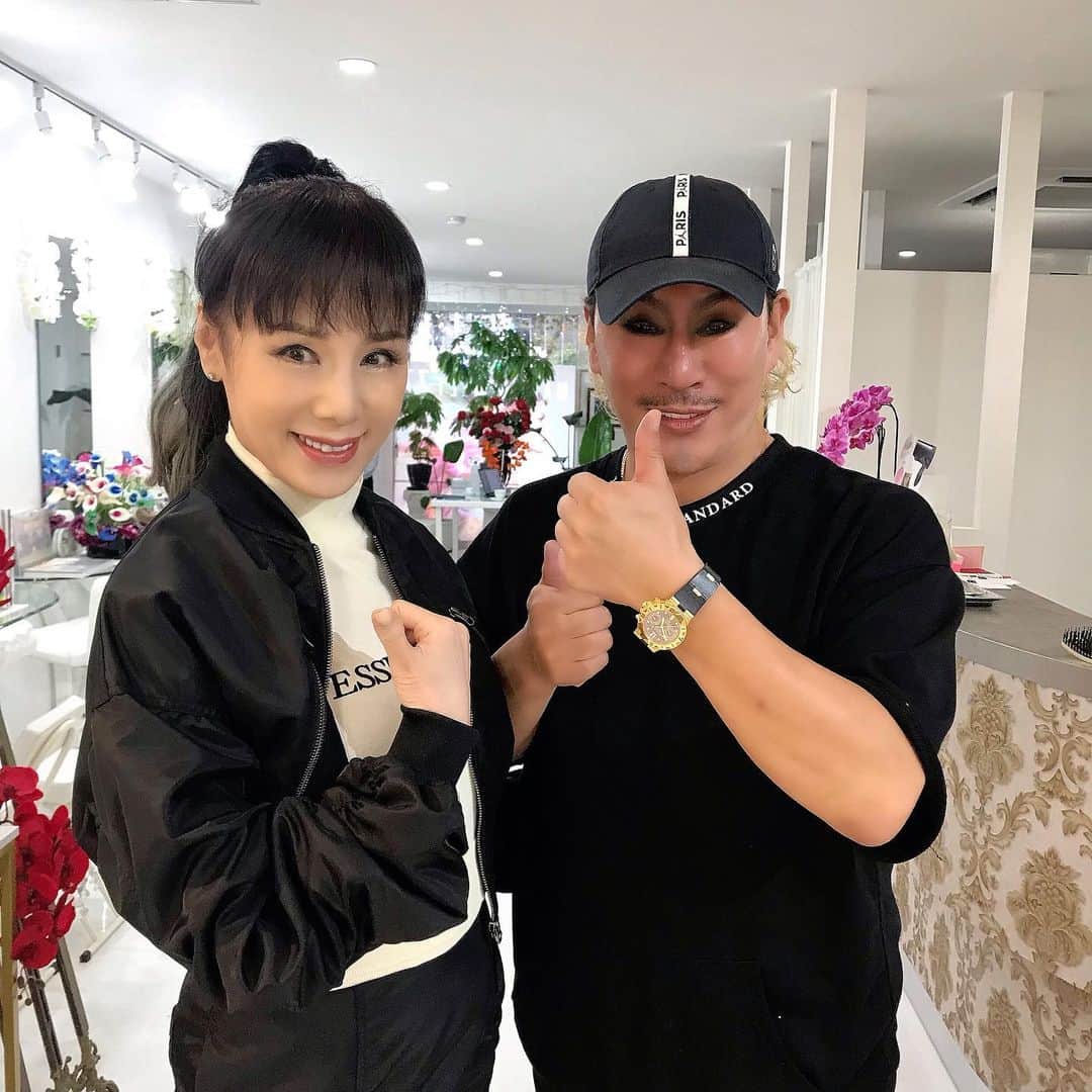 のインスタグラム：「夕べは公開録音の後に、仲良しの七條慶紀先生の奈良にあるサロン 『メインストリート77』にお邪魔して来ました🎊  素敵なサロンで、前髪をカットで整えてもらったり💕 次の「新春Pink Lady Night2024』のお着物候補まで見せて❣️魅せて❣️頂きました〜🎊  そのあと、ご馳走して頂いて🥘 奈良の夜を満喫しました🎉 お写真は七條慶紀先生💖 二枚目はご家族と店長松下君とパチリ🤳  これから、MBSラジオ 「こんちはコンちゃんお昼ですょ❗️」 12時から登場します〜(*^^*)❤️‍🩹  #七條慶紀　#メインストリート77 #世界チャンピョン（ヘアメイク） #未唯mie  #未唯 #ミイ　　#みい　　#ミー」