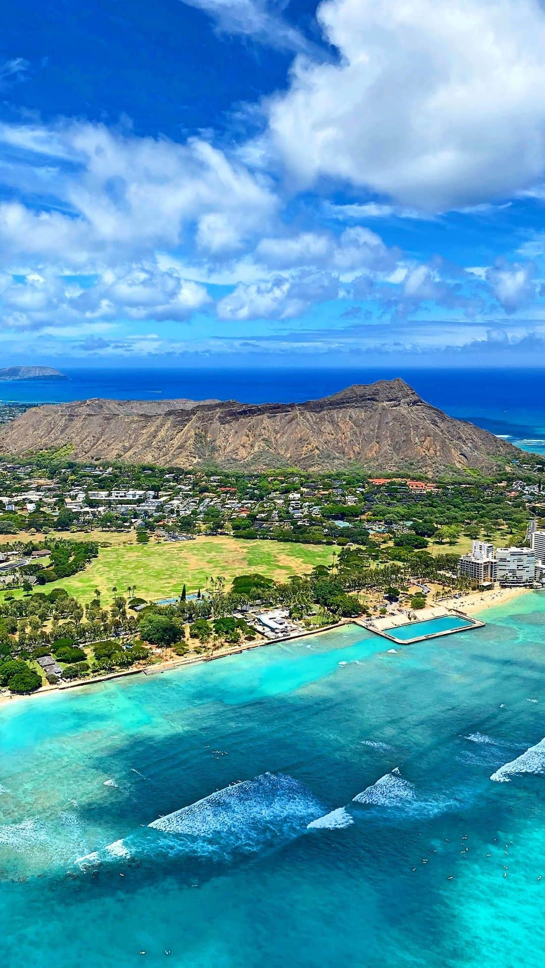 shihoのインスタグラム：「📍Oahu Hawaii ・ #hawaii#islandofoahu#oahu#ハワイ#trip #オアフ島#travel#loco_hawaii#travel_jp #funtorip#タビジョ#旅MUSE#genic_travel #genic_mag#たびねす#旅行#genic_hawaii #waikiki#ワイキキ#waikikibeach#honolulu #diamondhead#ocean#beach#oahuhawaii #tabijyomap_hawaii#lealeahawaii#2023」