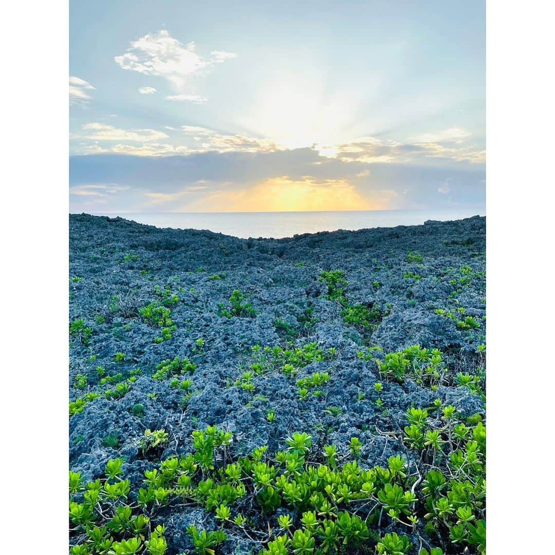 渡部いずみさんのインスタグラム写真 - (渡部いずみInstagram)「夏休みは高くてとてもとても行けなかったから、 先日行ってきました🐠 我が家は５回目の宮古島⤴︎  初の全部快晴の旅になったのが お金にも変えられない価値でした😆☀️  #海美来　 #宮古そば #通り池　 #日本の名所 #天然記念物  #宮古島 #宮古島市 #宮古ブルー  𖤐𖤐𖤐𖤐𖤐𖤐𖤐𖤐𖤐𖤐𖤐𖤐𖤐𖤐𖤐𖤐𖤐𖤐𖤐𖤐  #渡部いずみ #PINCHER #ピンシャー #インスタ #スキンケア #ヘアケア #美意識 #美容 #通販 #楽天 #yahoo #Amazon #自社モール #マルチクレンズ  #美肌 #洗顔 #クレンジング」10月2日 11時46分 - pincher__izumi