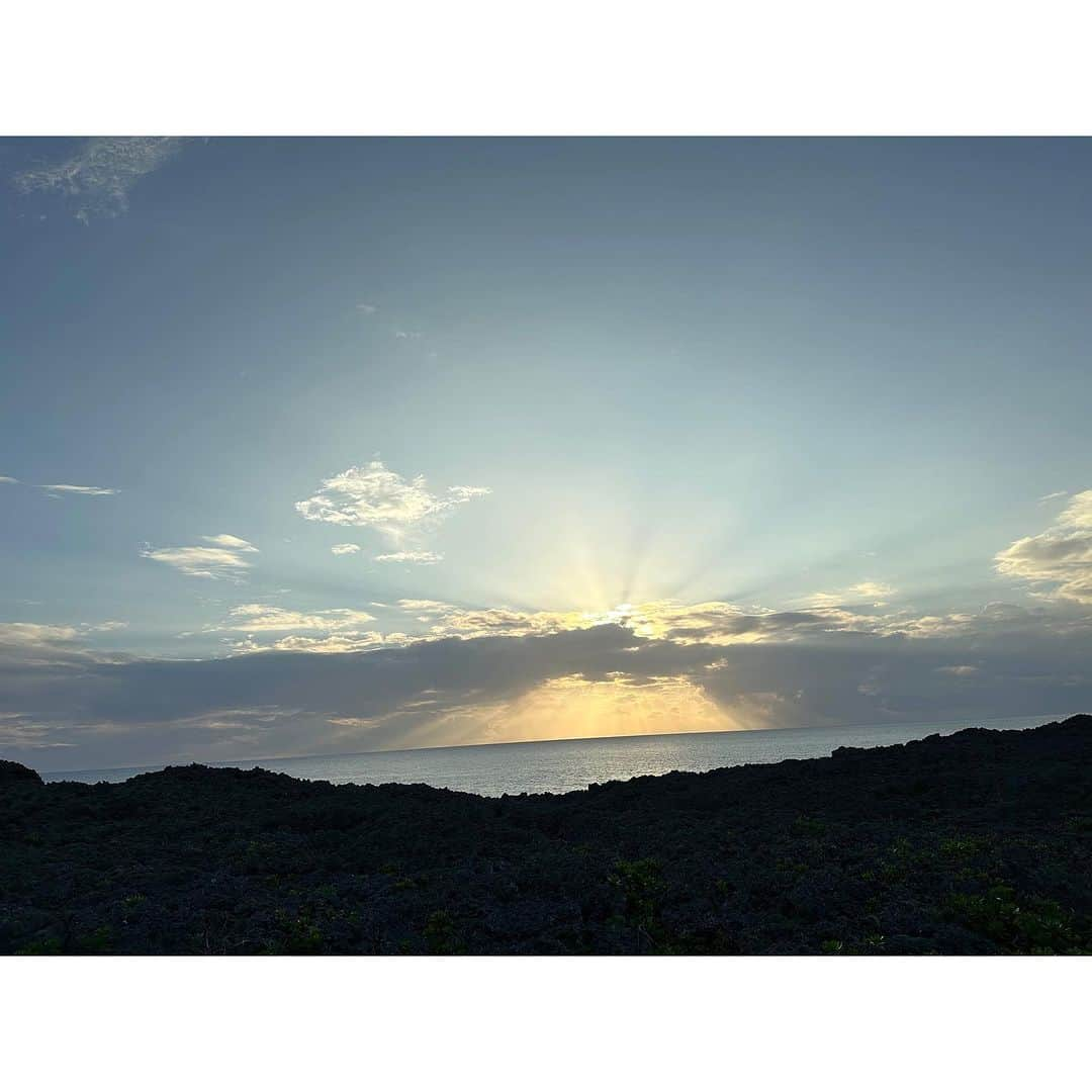 渡部いずみさんのインスタグラム写真 - (渡部いずみInstagram)「夏休みは高くてとてもとても行けなかったから、 先日行ってきました🐠 我が家は５回目の宮古島⤴︎  初の全部快晴の旅になったのが お金にも変えられない価値でした😆☀️  #海美来　 #宮古そば #通り池　 #日本の名所 #天然記念物  #宮古島 #宮古島市 #宮古ブルー  𖤐𖤐𖤐𖤐𖤐𖤐𖤐𖤐𖤐𖤐𖤐𖤐𖤐𖤐𖤐𖤐𖤐𖤐𖤐𖤐  #渡部いずみ #PINCHER #ピンシャー #インスタ #スキンケア #ヘアケア #美意識 #美容 #通販 #楽天 #yahoo #Amazon #自社モール #マルチクレンズ  #美肌 #洗顔 #クレンジング」10月2日 11時46分 - pincher__izumi