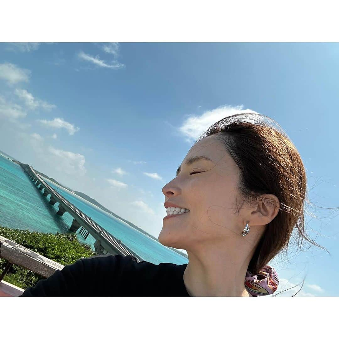 渡部いずみさんのインスタグラム写真 - (渡部いずみInstagram)「夏休みは高くてとてもとても行けなかったから、 先日行ってきました🐠 我が家は５回目の宮古島⤴︎  初の全部快晴の旅になったのが お金にも変えられない価値でした😆☀️  #海美来　 #宮古そば #通り池　 #日本の名所 #天然記念物  #宮古島 #宮古島市 #宮古ブルー  𖤐𖤐𖤐𖤐𖤐𖤐𖤐𖤐𖤐𖤐𖤐𖤐𖤐𖤐𖤐𖤐𖤐𖤐𖤐𖤐  #渡部いずみ #PINCHER #ピンシャー #インスタ #スキンケア #ヘアケア #美意識 #美容 #通販 #楽天 #yahoo #Amazon #自社モール #マルチクレンズ  #美肌 #洗顔 #クレンジング」10月2日 11時46分 - pincher__izumi