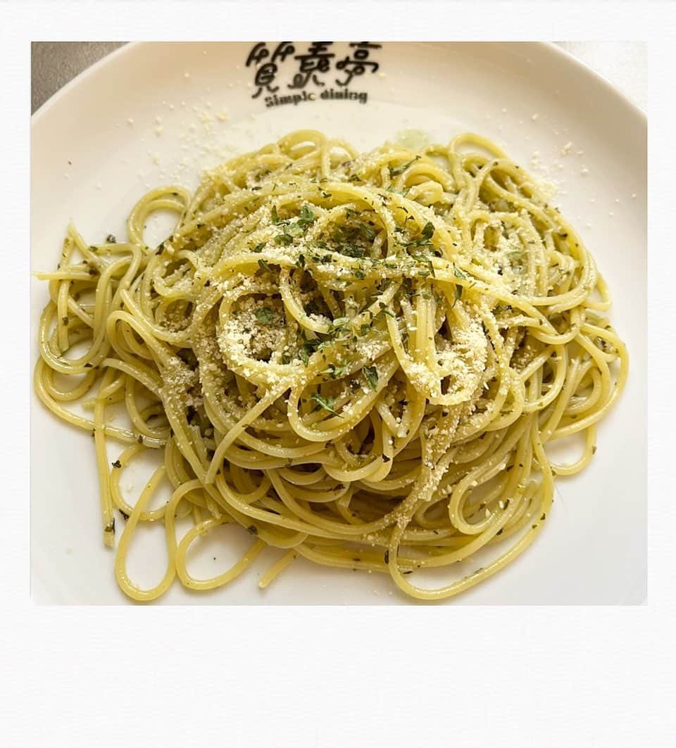 かせきさいだぁのインスタグラム：「本日の質素亭、『S&B バジル』ソースを使ったジェノベーゼ❤️質素亭レシピで作るとめっちゃ美味しい〜😋 #質素亭 #しっそ亭   質素亭レシピです。飲んでちょうどイイくらいの塩水でパスタを茹で、フライパンにオリーブオイル少々ニンニク（チューブで可）少々炒めて香りづけ。焦げる前に火を止め、バジルソースをフライパンに開け、オレガノ・バジルの小瓶を振って香りづけ。 茹で上がったパスタをフライパンに移したら、お玉一杯の茹で汁をパスタにかけ、強火で一気に掻き回します〜。皿に盛って粉チーズ振って出来上がり❤️」