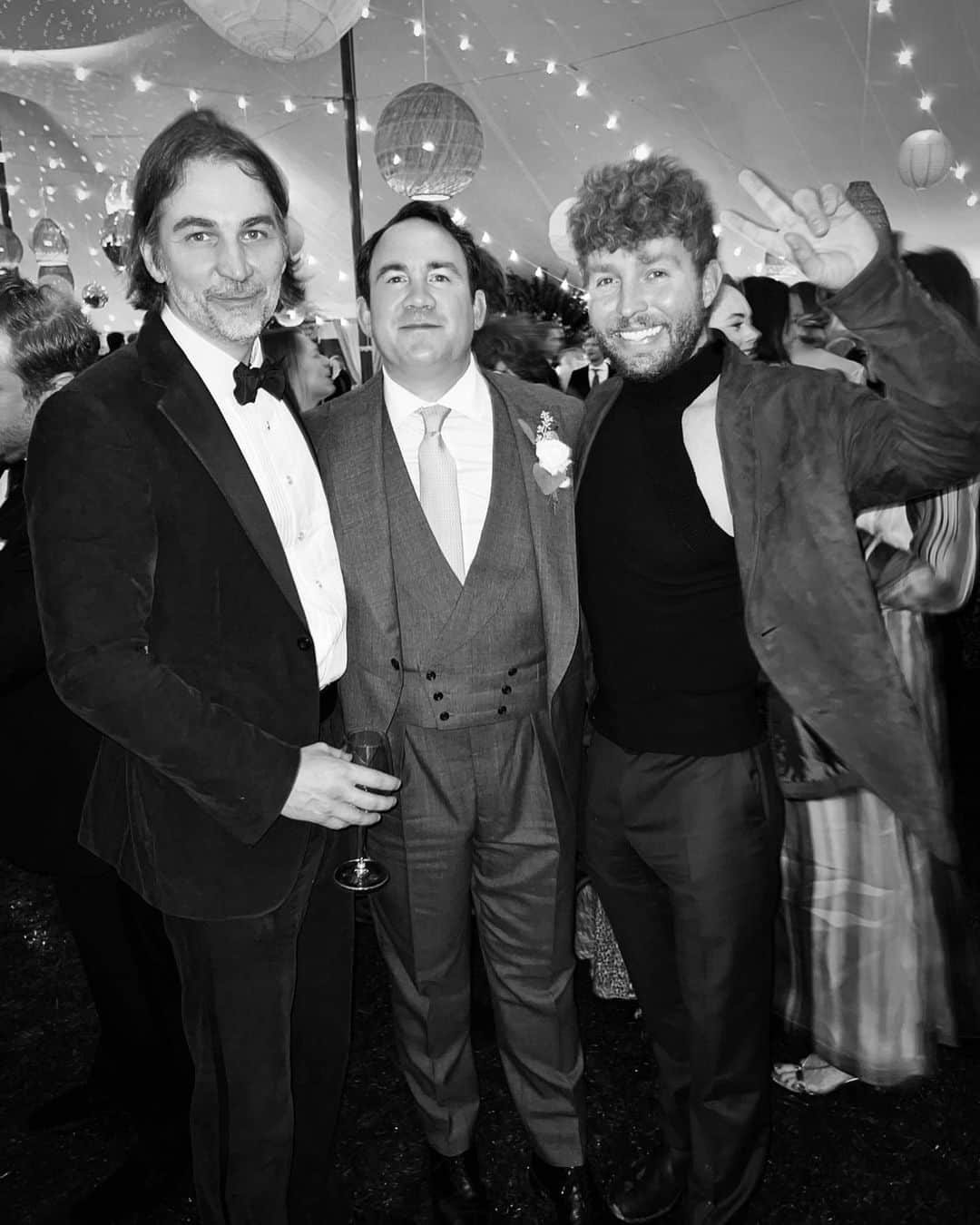 ティモウェイランドのインスタグラム：「🤍 Celebrating JL & Charlie 🤍 Upstate in the torrential rain was magical 💦 ILYSM @jljteal fam @jw_johnson_ @jaime__johnson 💛」